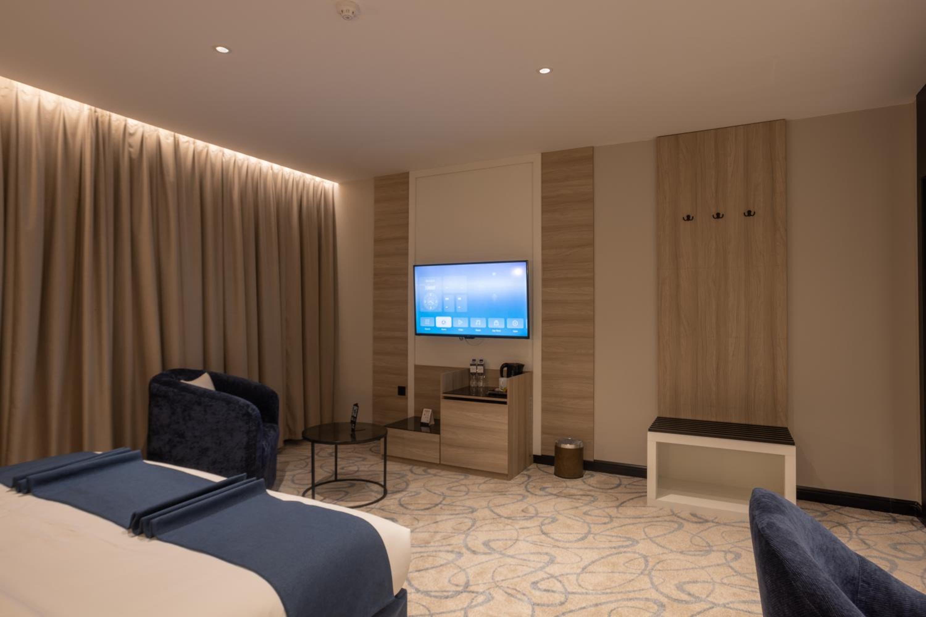 Executive Suite - Photo 6