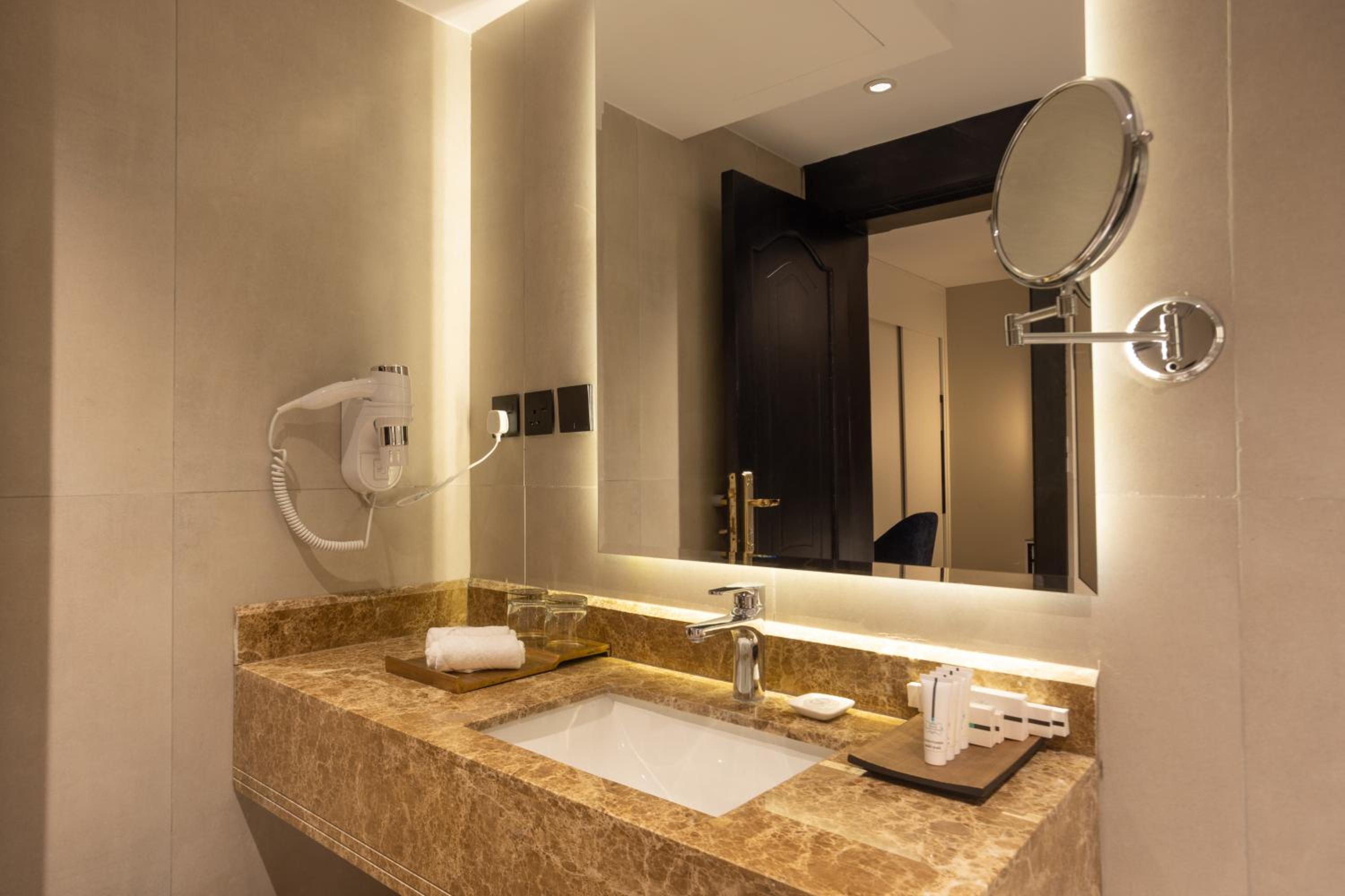 Standard King Room - Photo 3