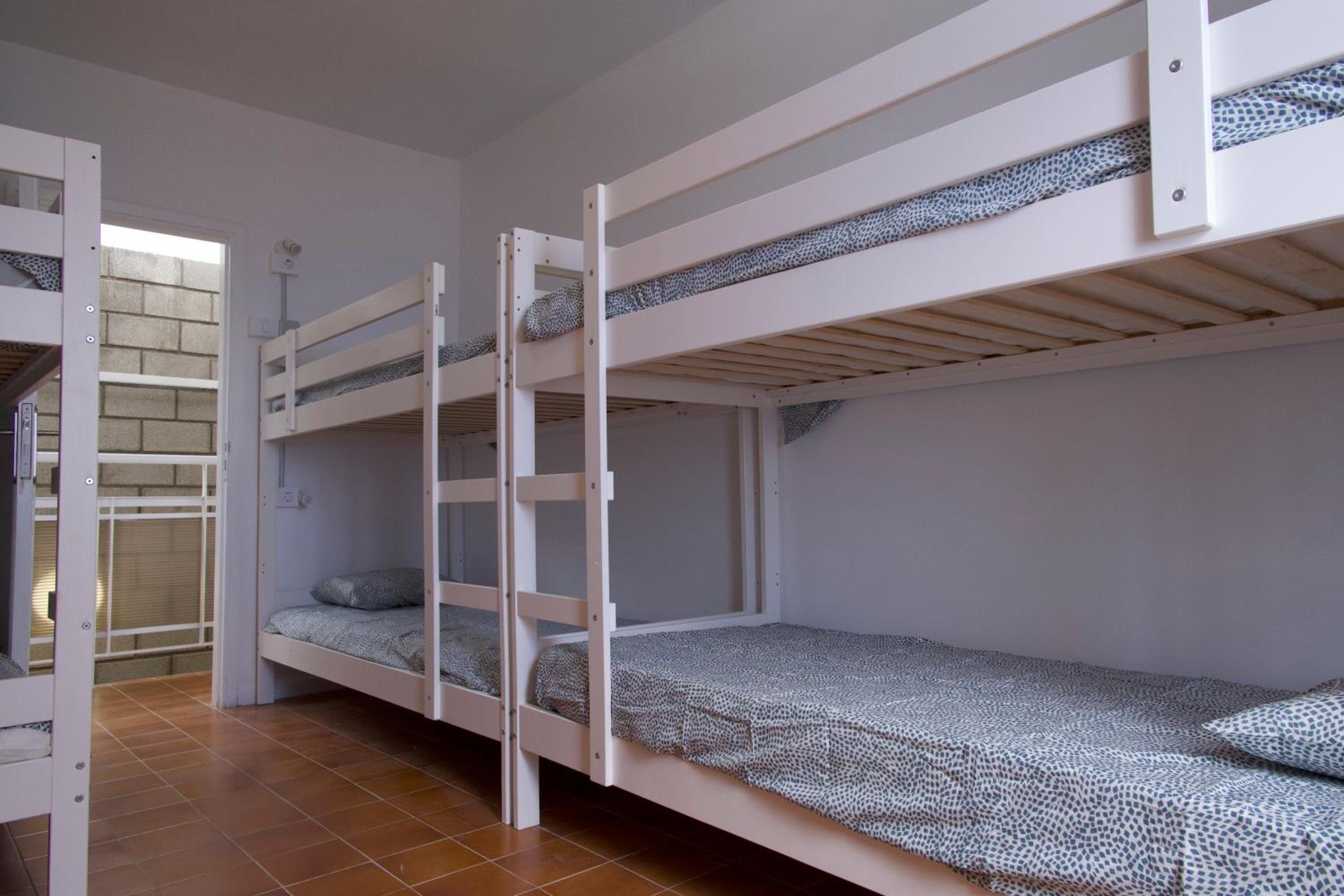 Habitación compartida femenina de 6 camas