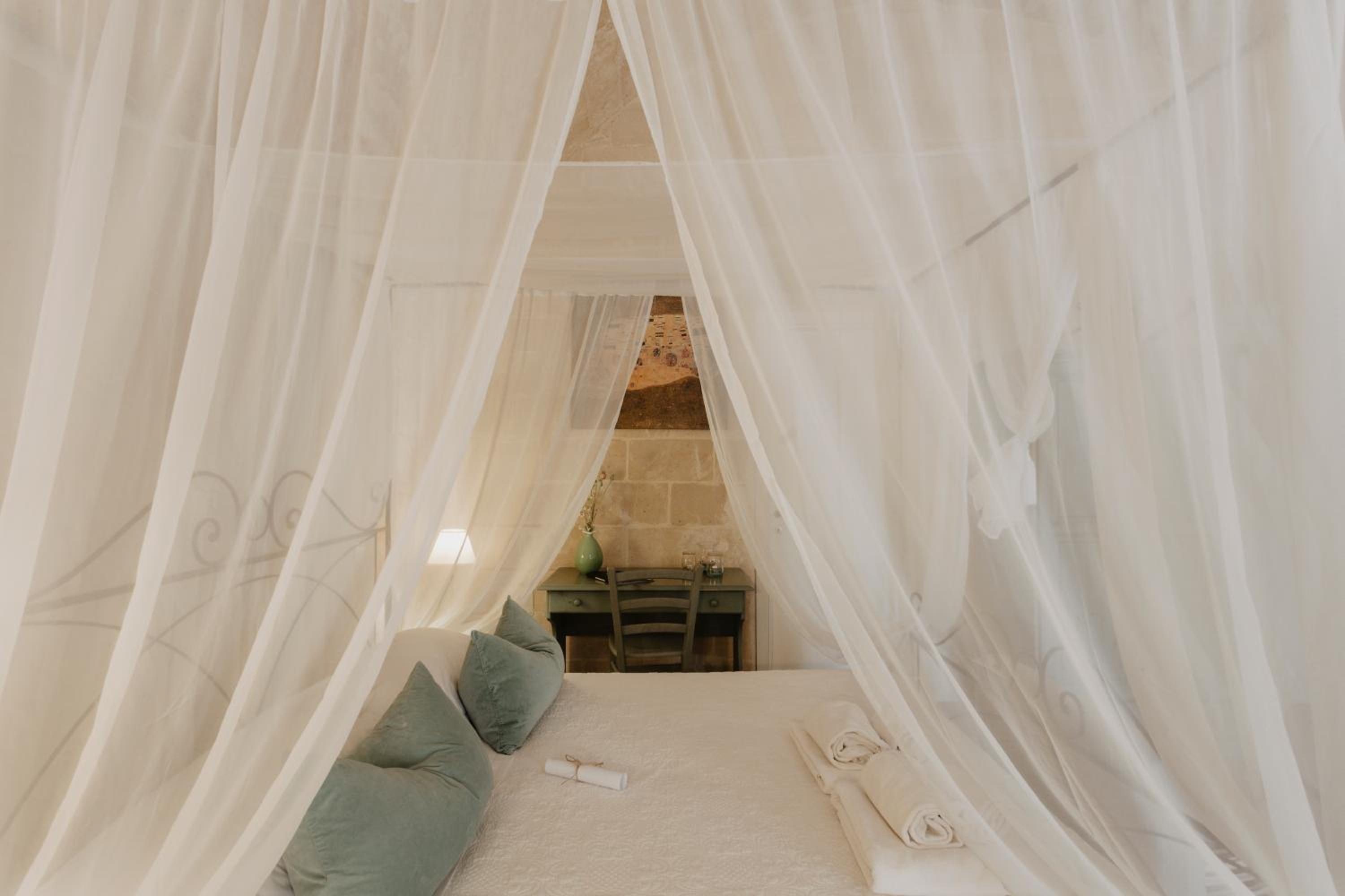 Deluxe Double or Twin Room - Photo 10