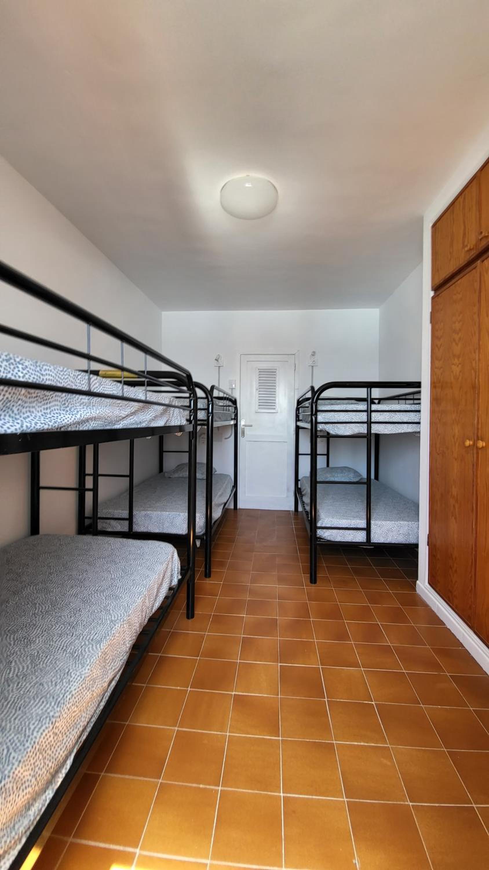 Dormitorio Compartido Mixto de 6 Camas