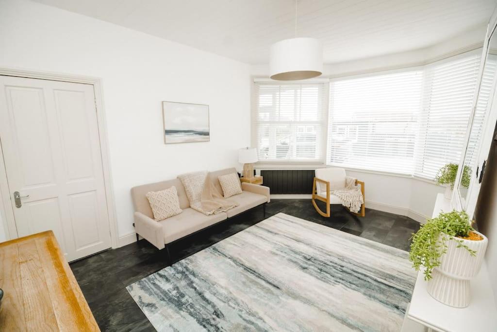 Five-Bedroom House photo 2