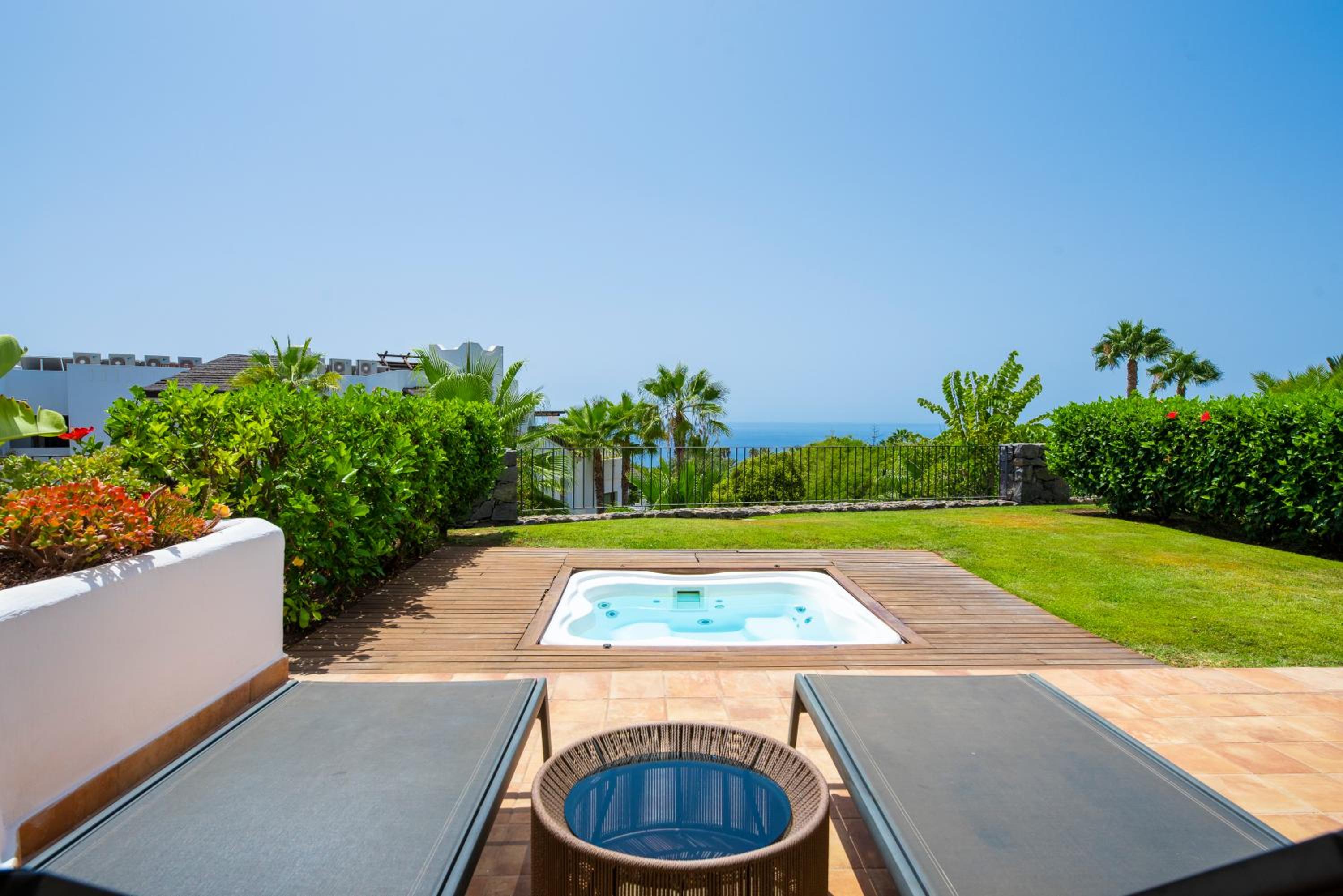 Two-Bedroom Suite with Jacuzzi and Partial Sea View thumbnail 5