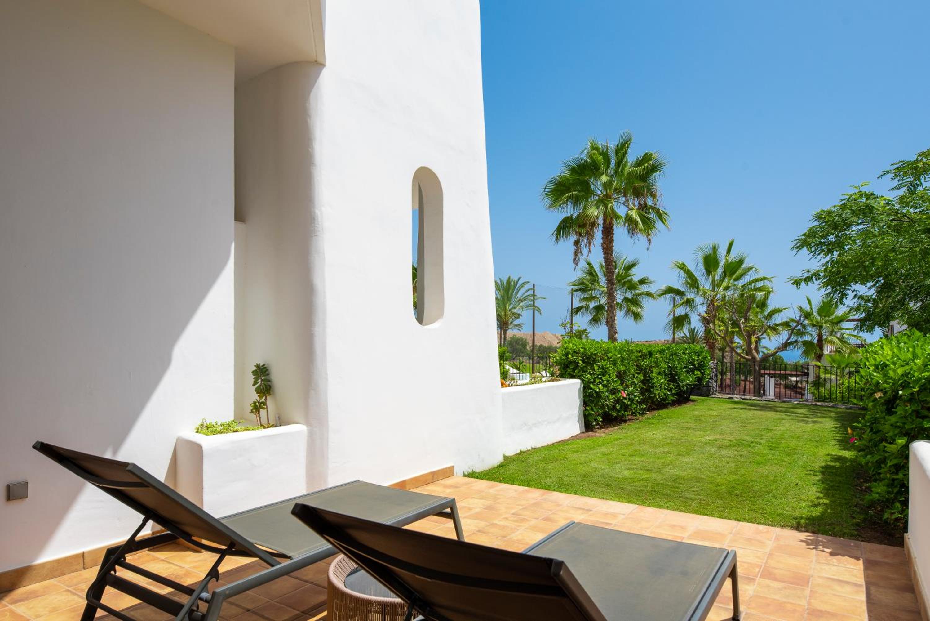One-Bedroom Suite with Partial Sea View thumbnail 6