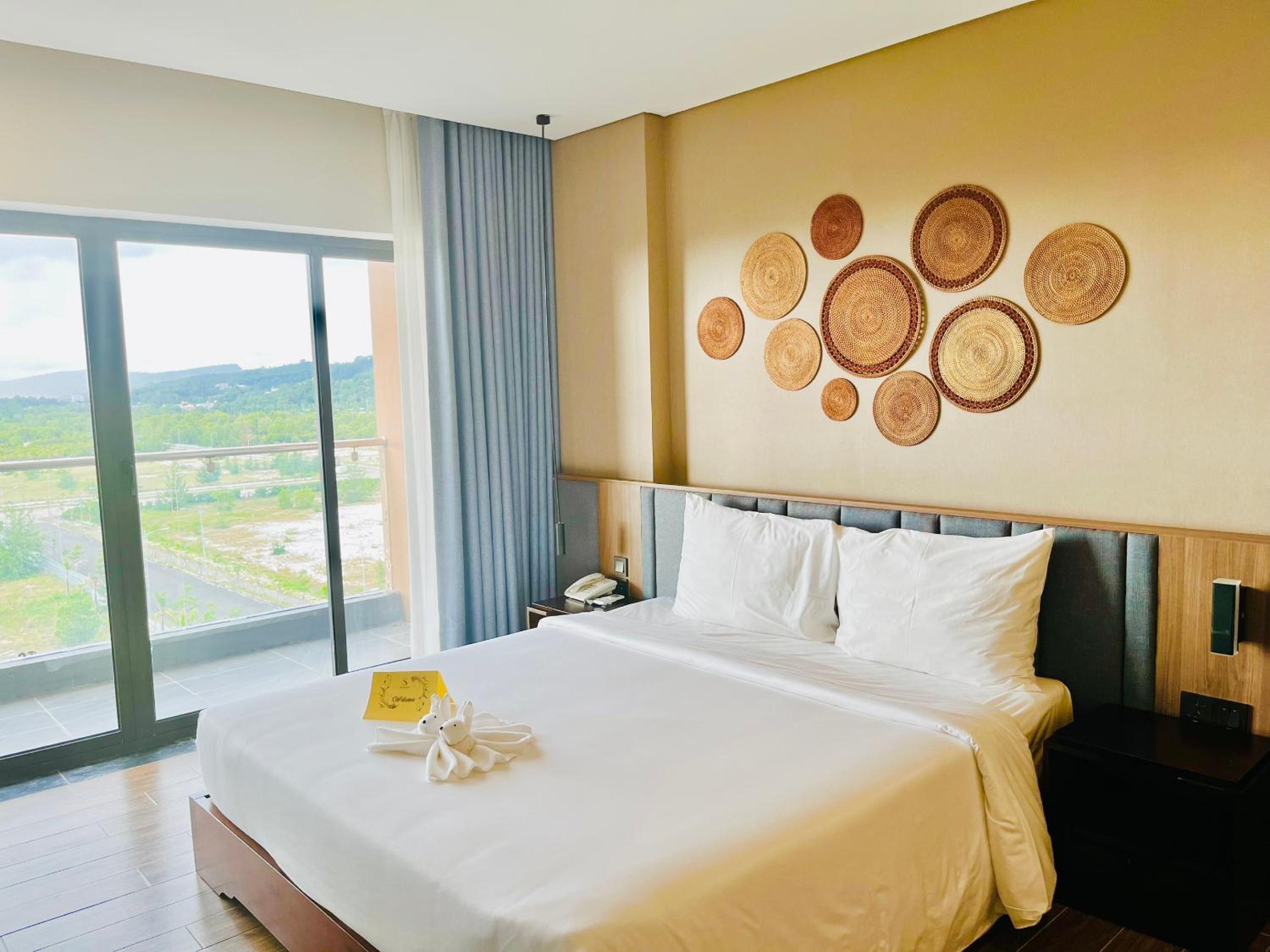 Deluxe Room with Mountain View Balcony - Photo 10