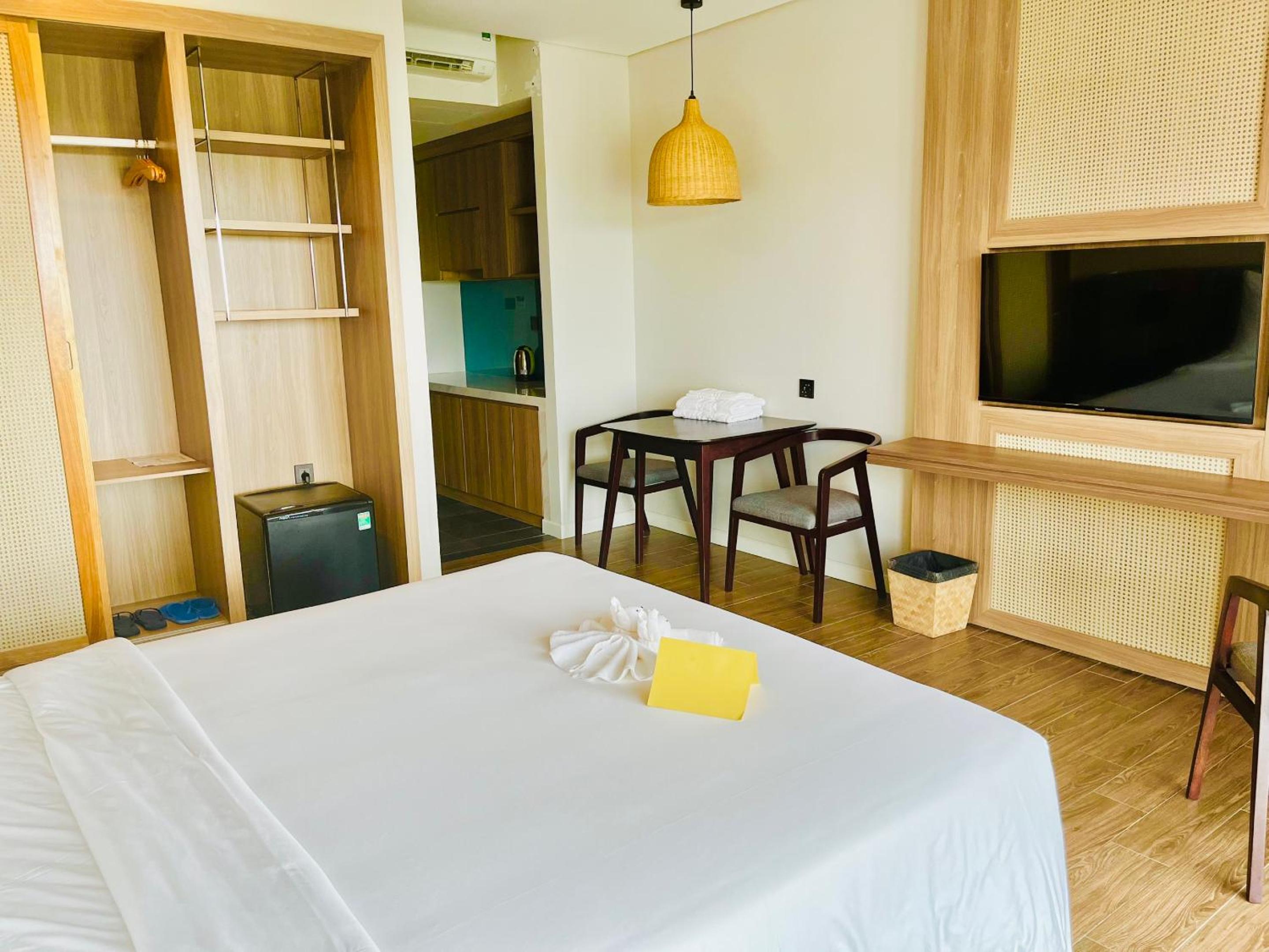 Deluxe Room with Mountain View Balcony - Photo 5