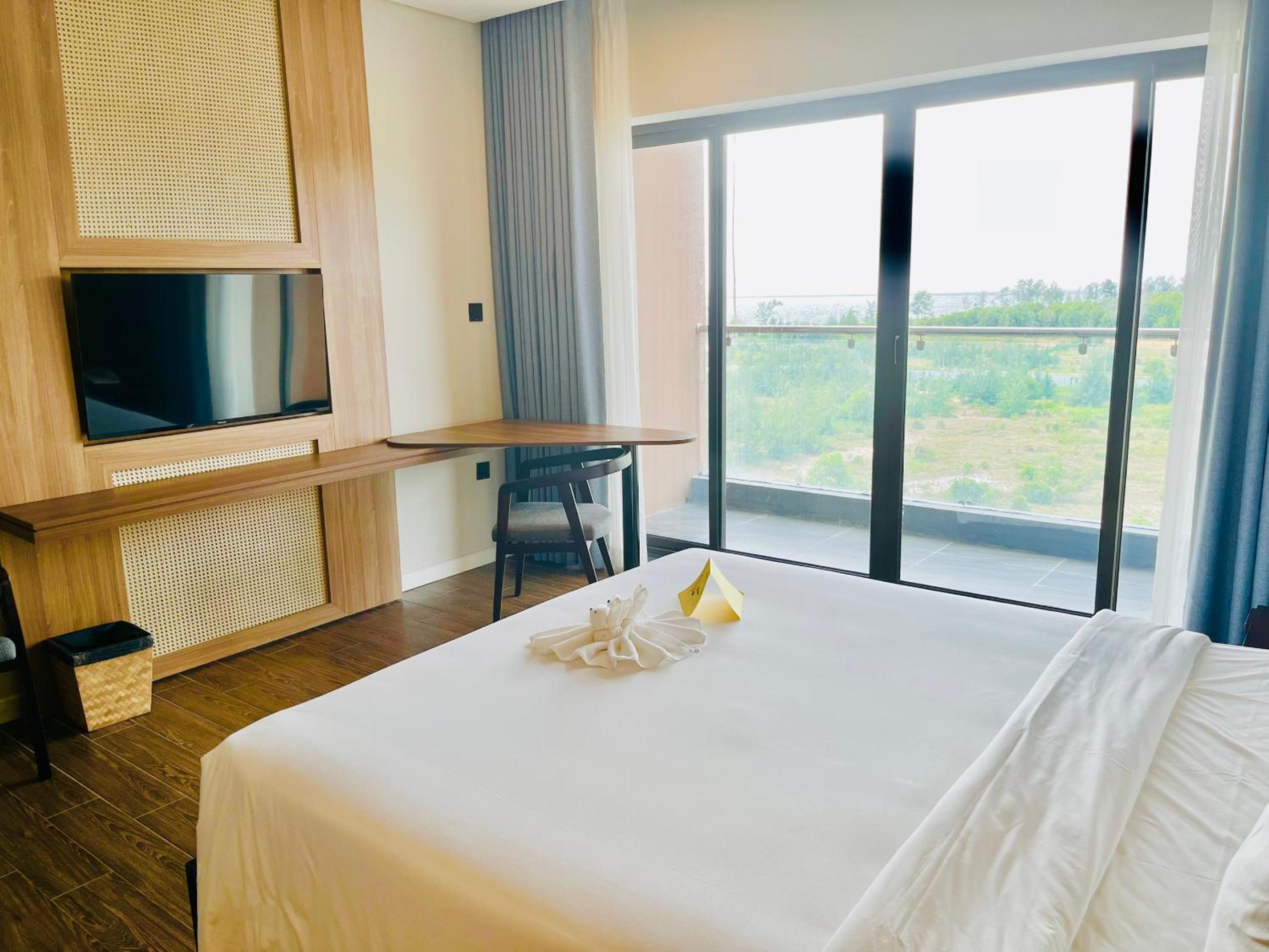 Deluxe Room with Mountain View Balcony - Photo 7