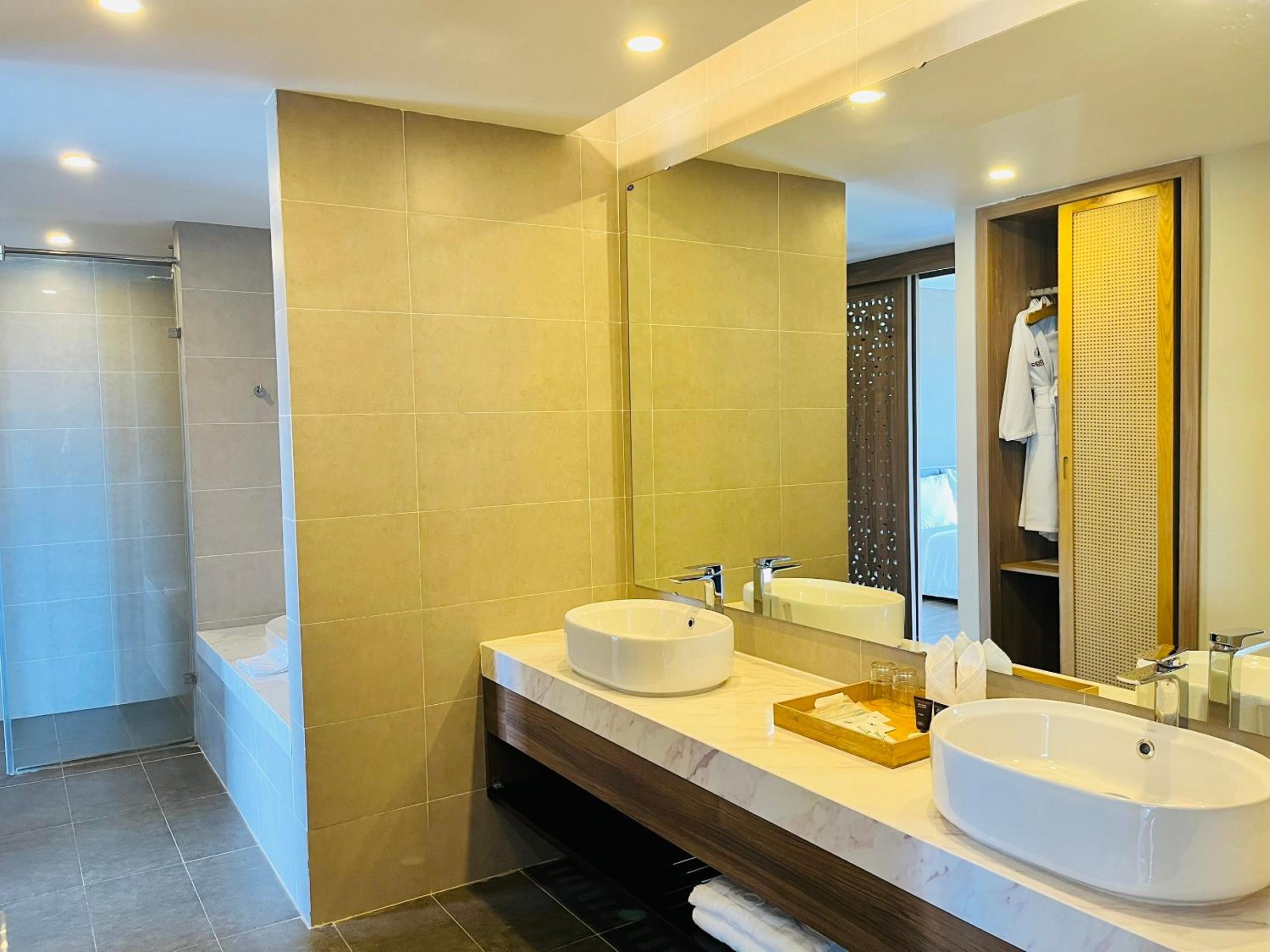 Suite with Sea View Balcony - Photo 14