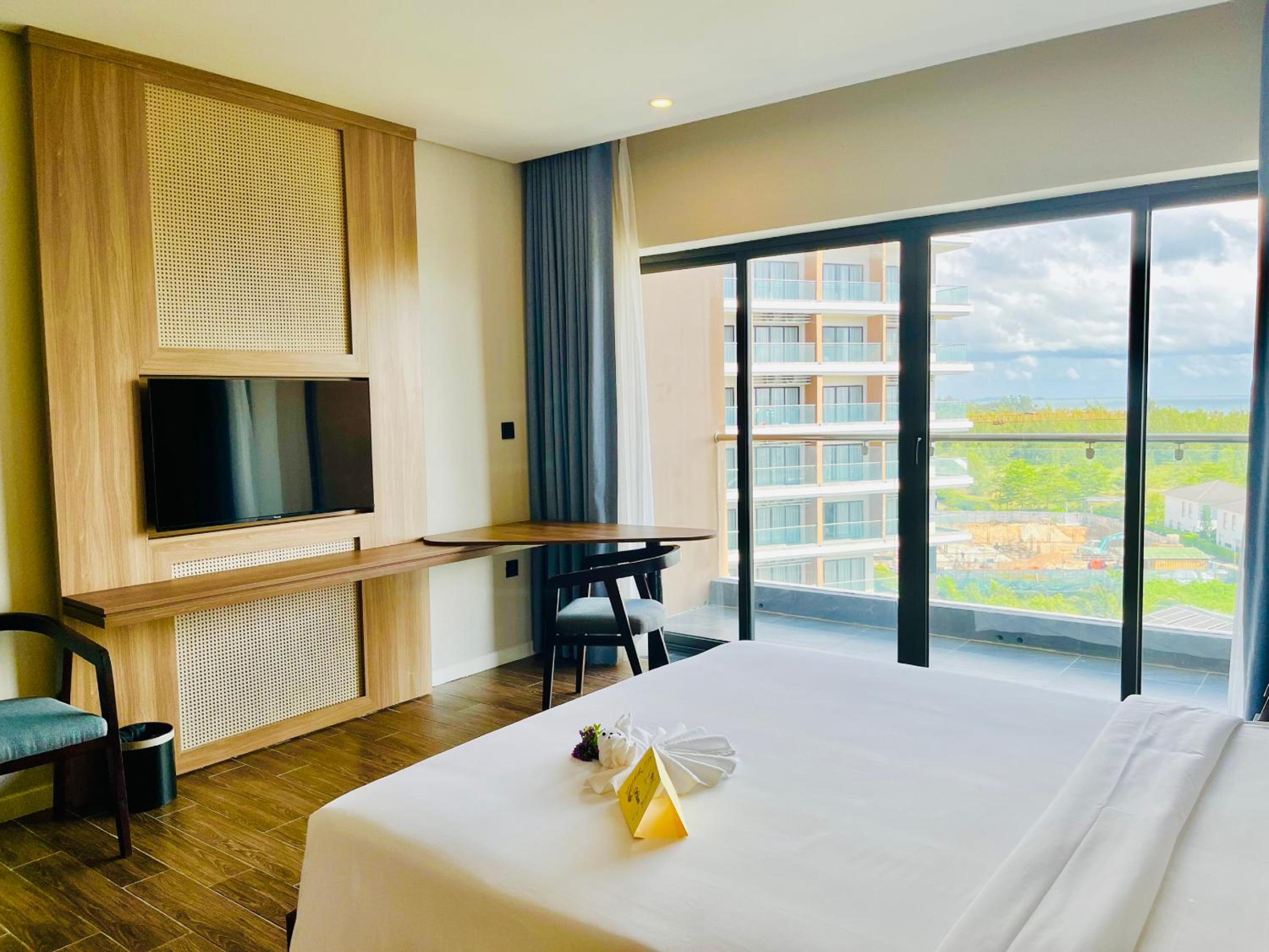 Suite with Sea View Balcony - Photo 11