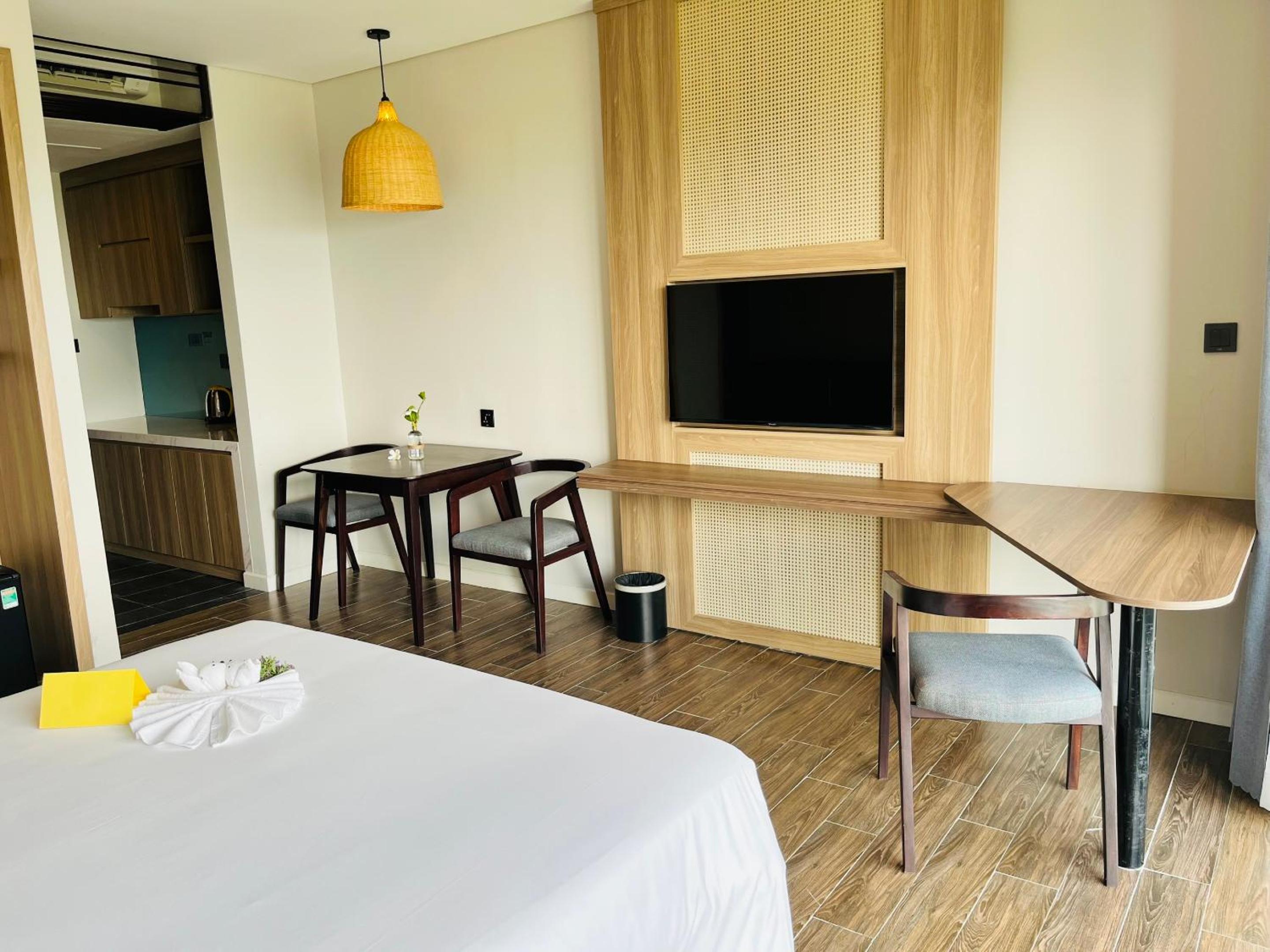 Suite with Sea View Balcony - Photo 10