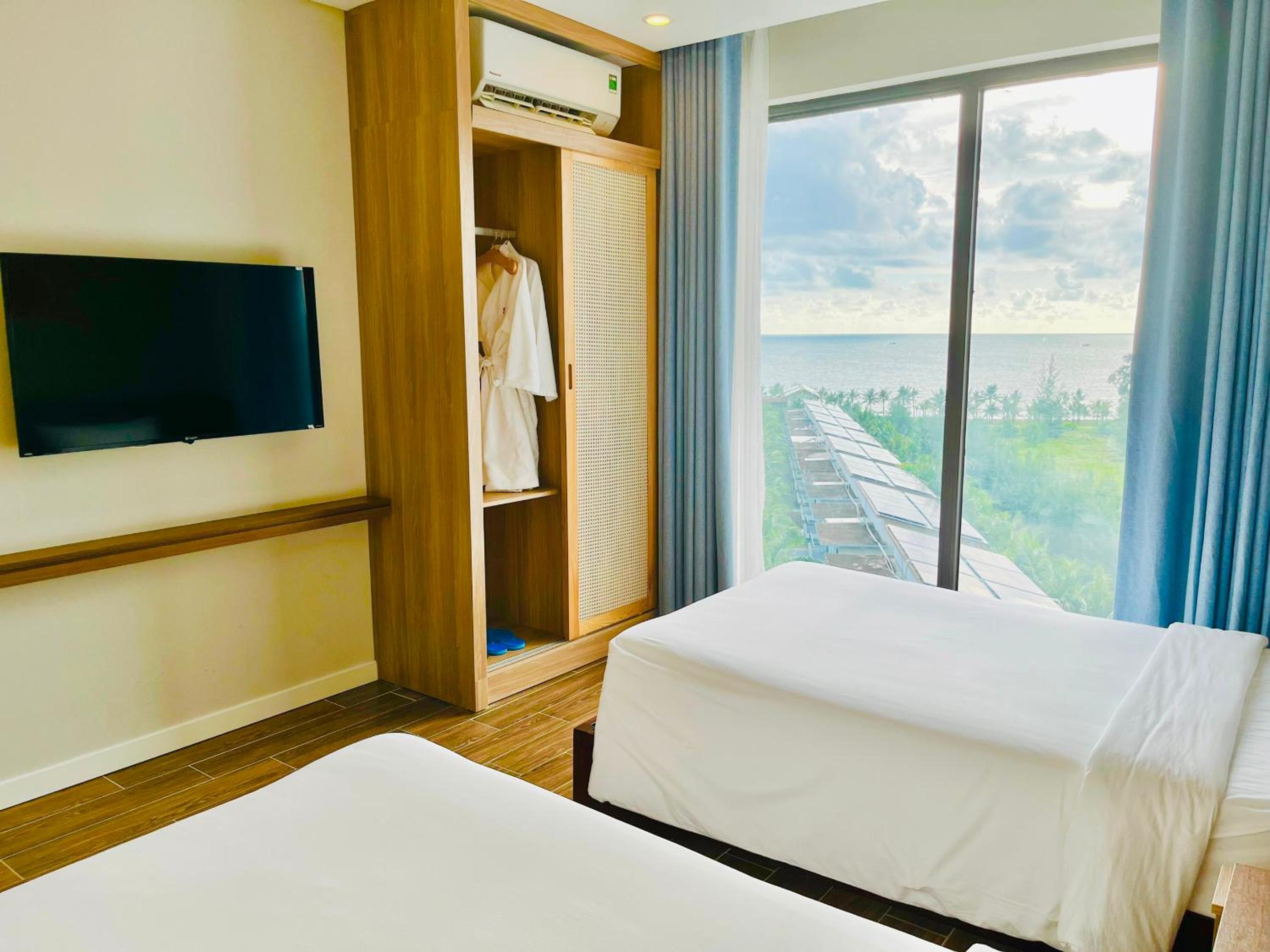 Family Room with Sea View Balcony - Photo 6