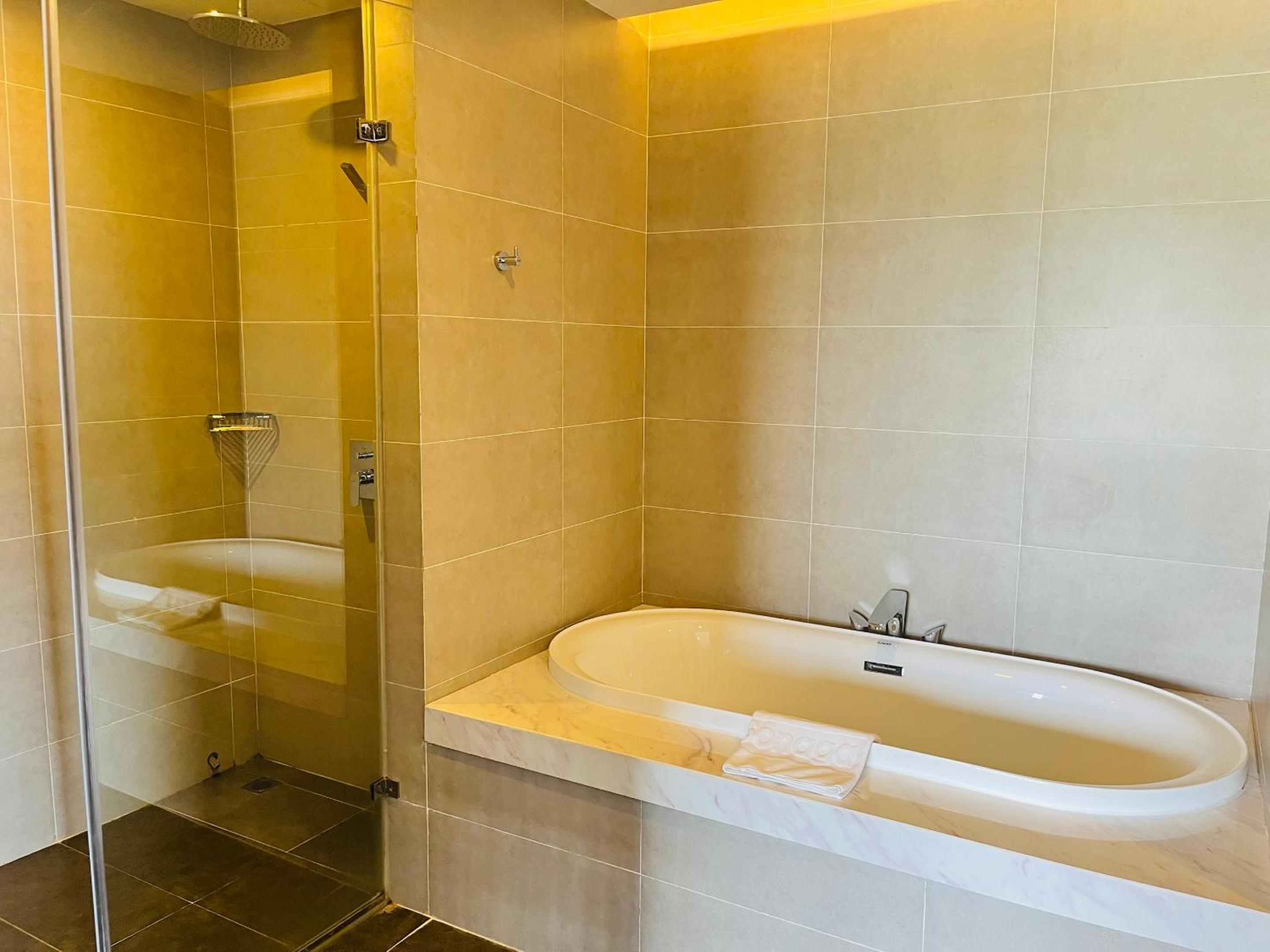 Suite with Sea View Balcony - Photo 8