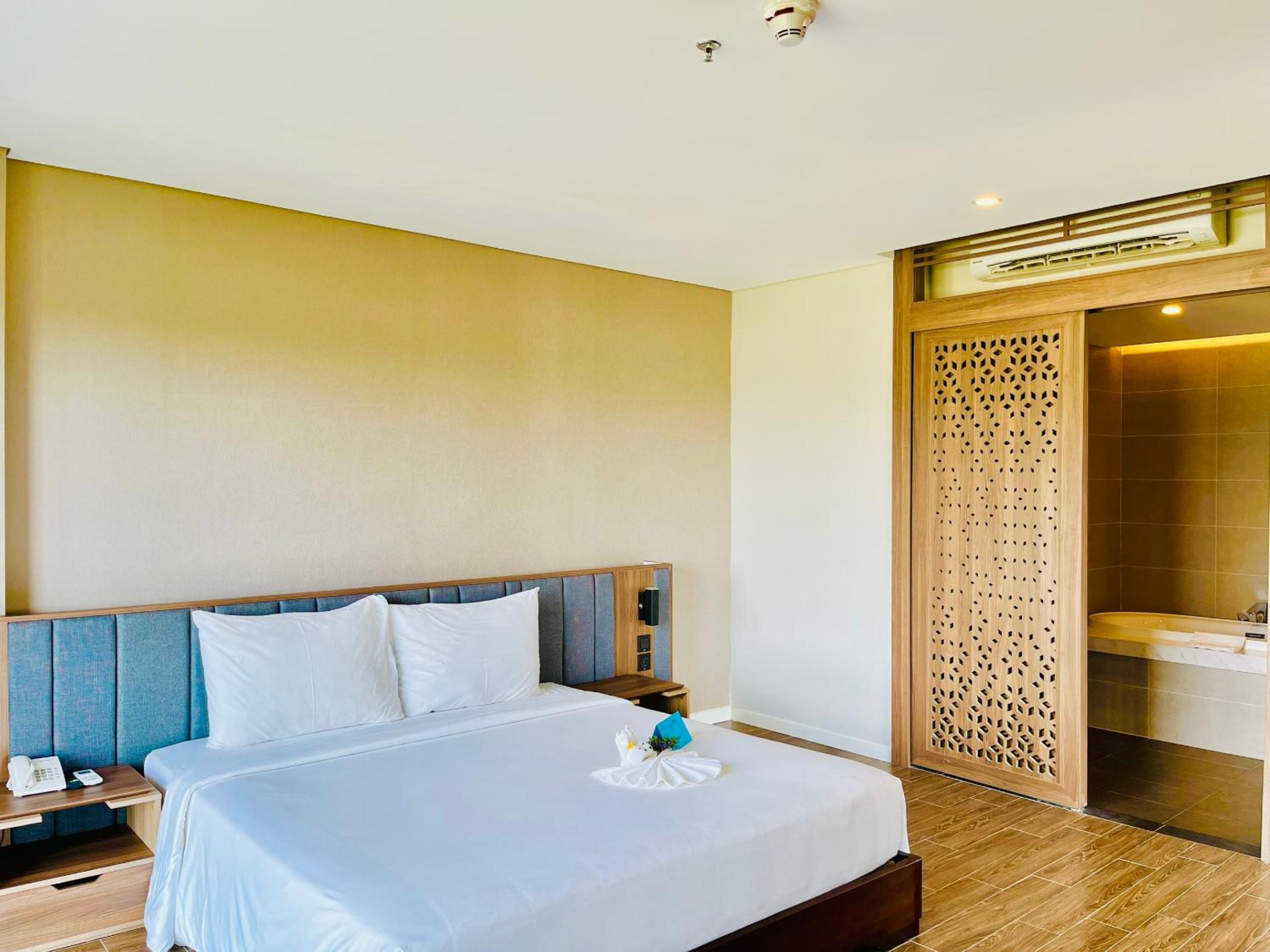 Suite with Sea View Balcony - Photo 3