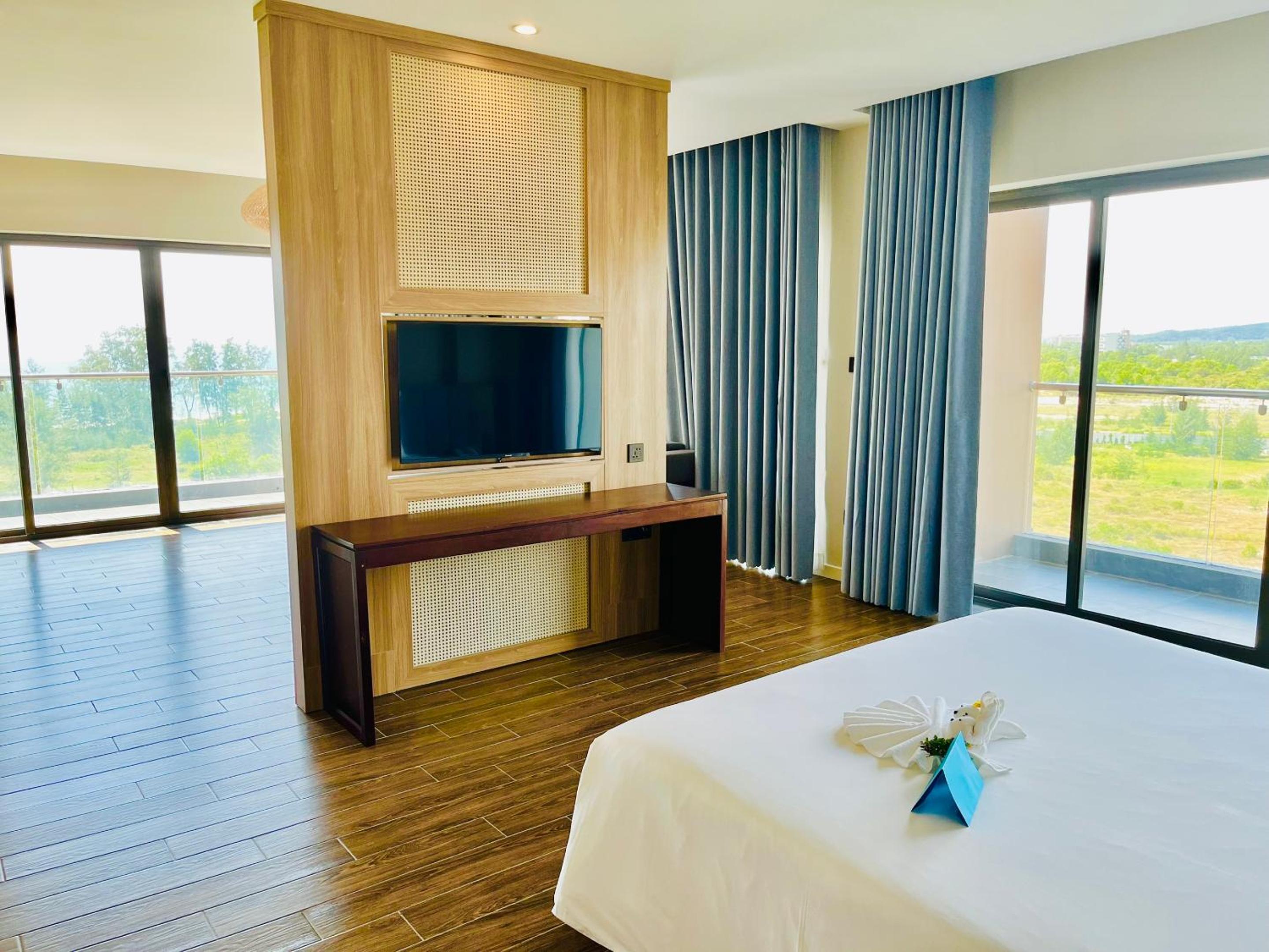 Suite with Sea View Balcony - Photo 5