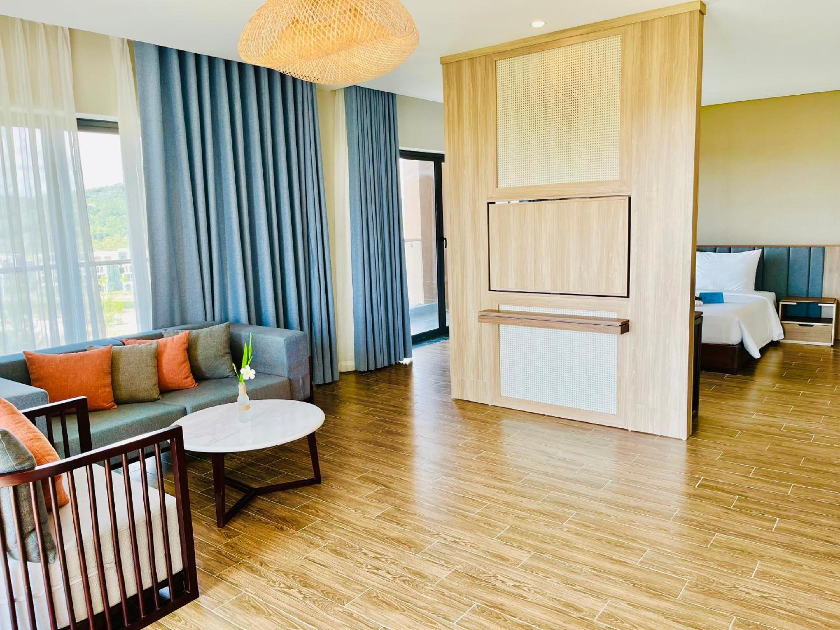 Suite with Sea View Balcony - Photo 12