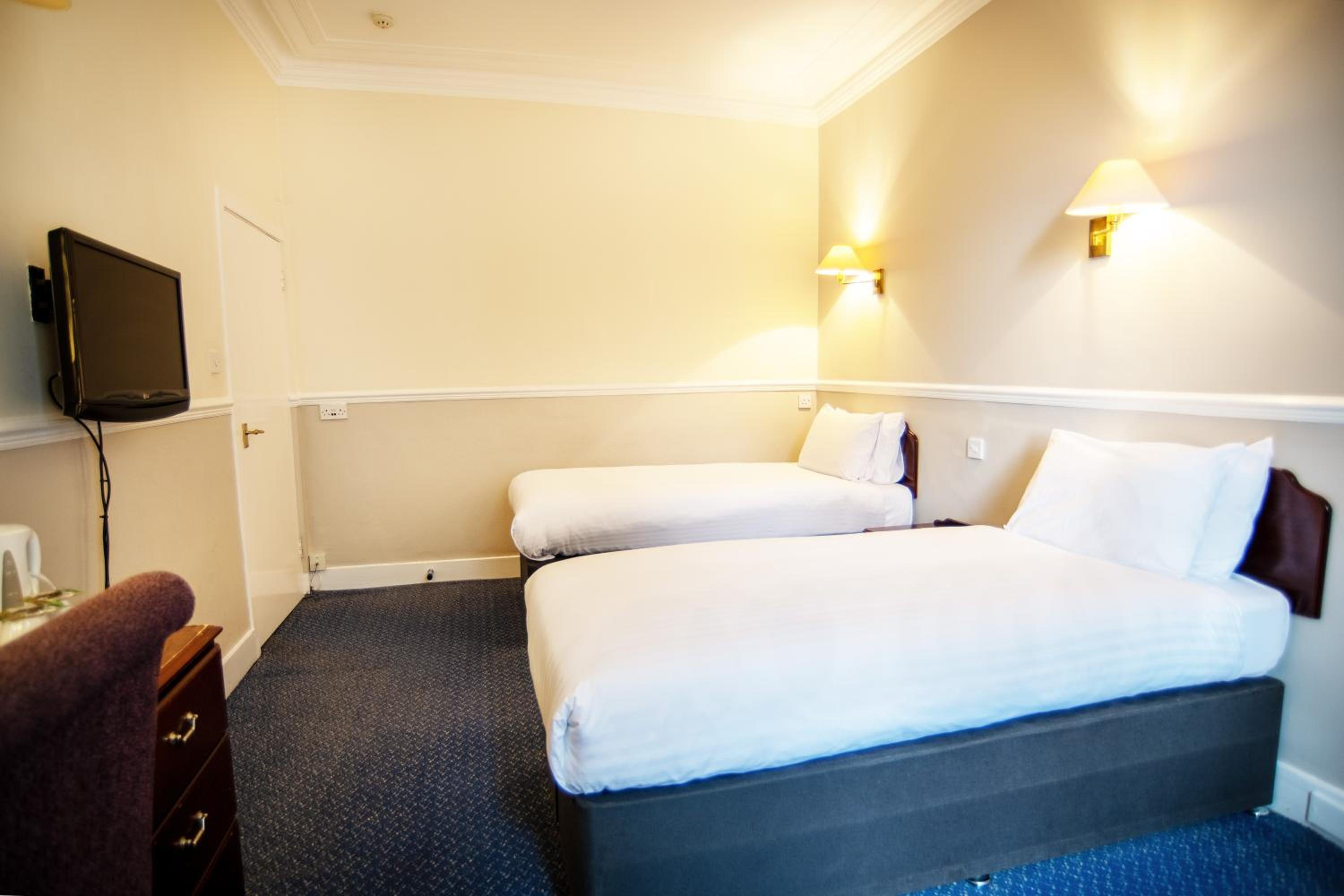 Twin Room - Photo 9