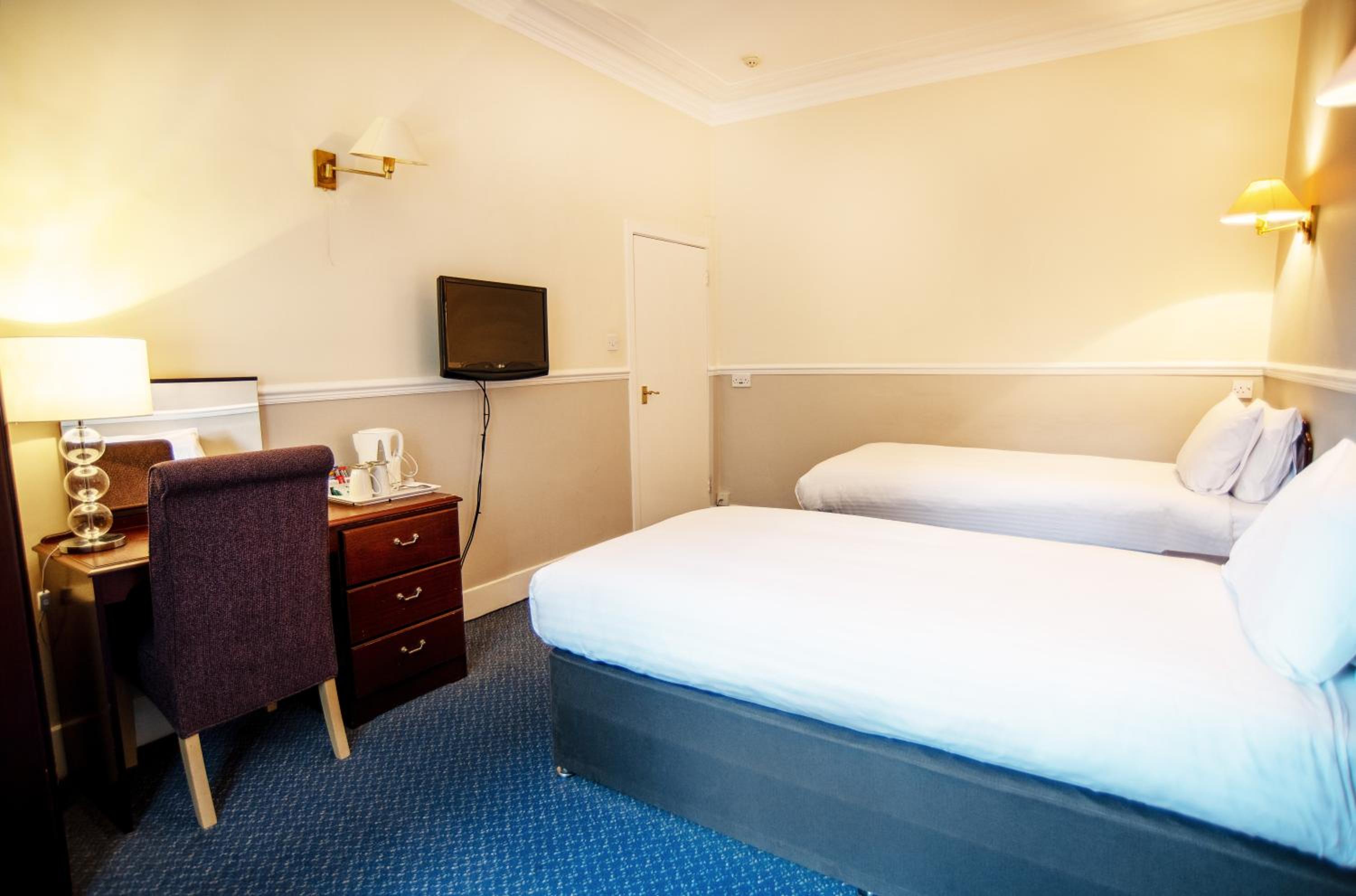 Twin Room - Photo 10