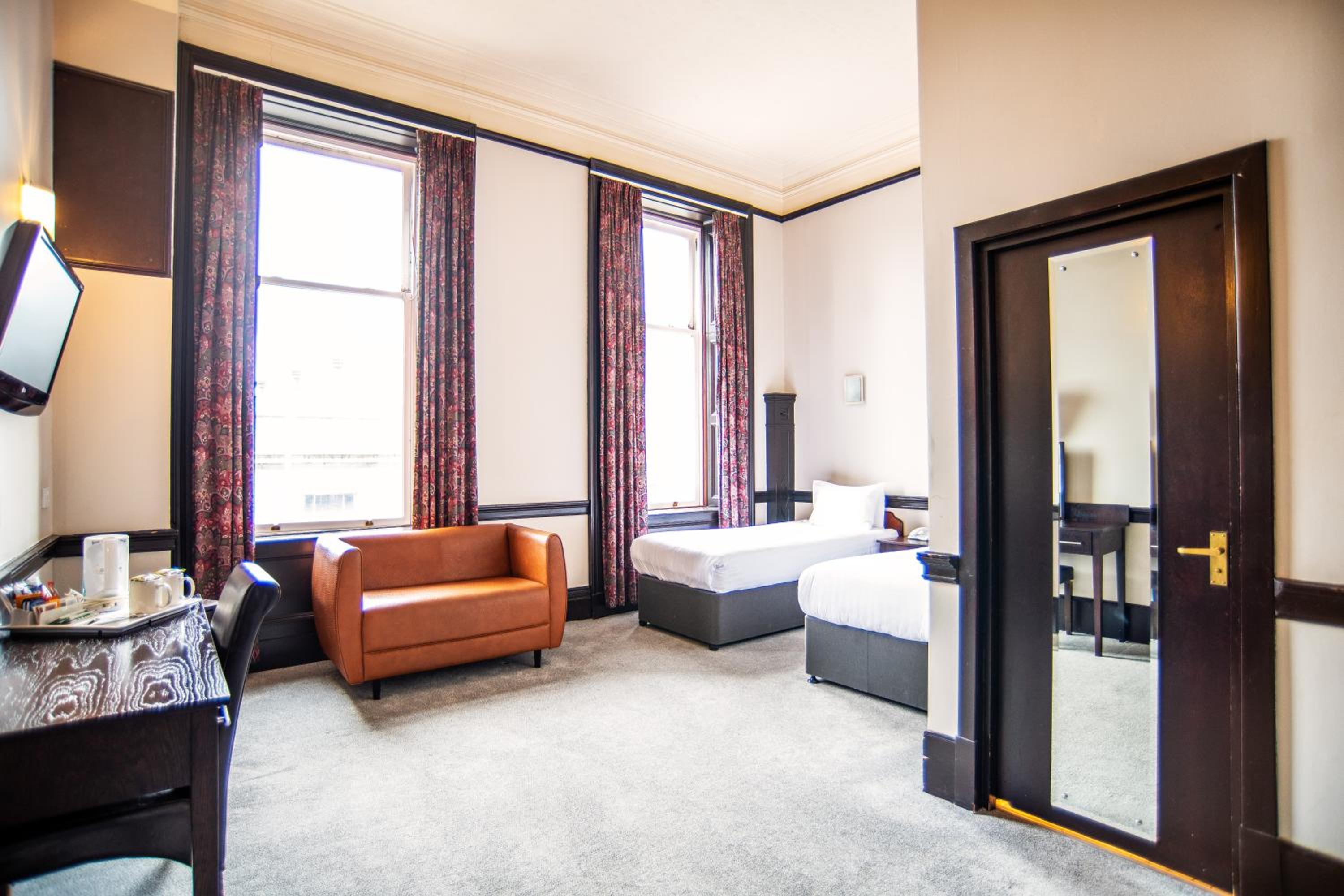 Twin Room - Photo 11
