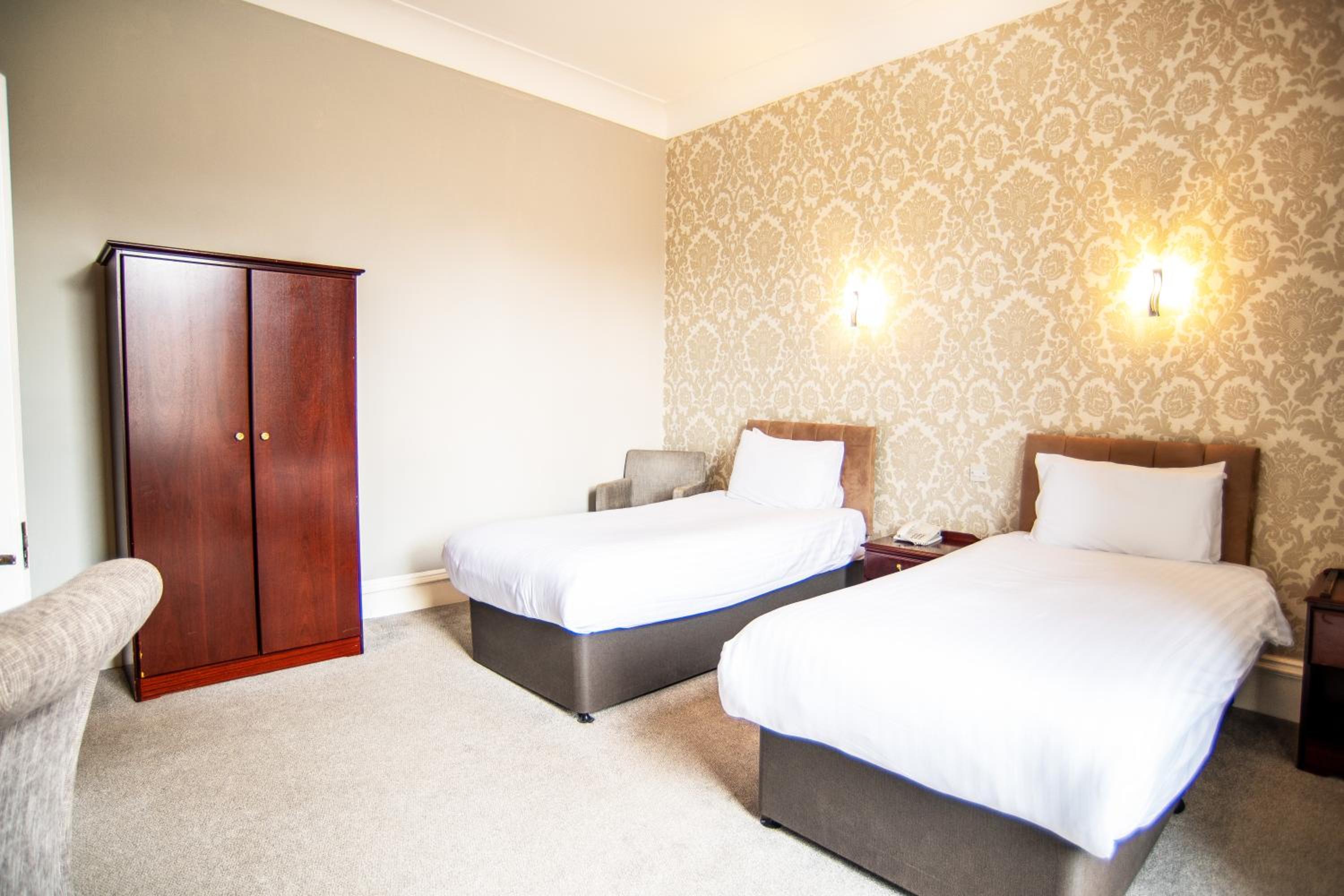 Twin Room - Photo 12