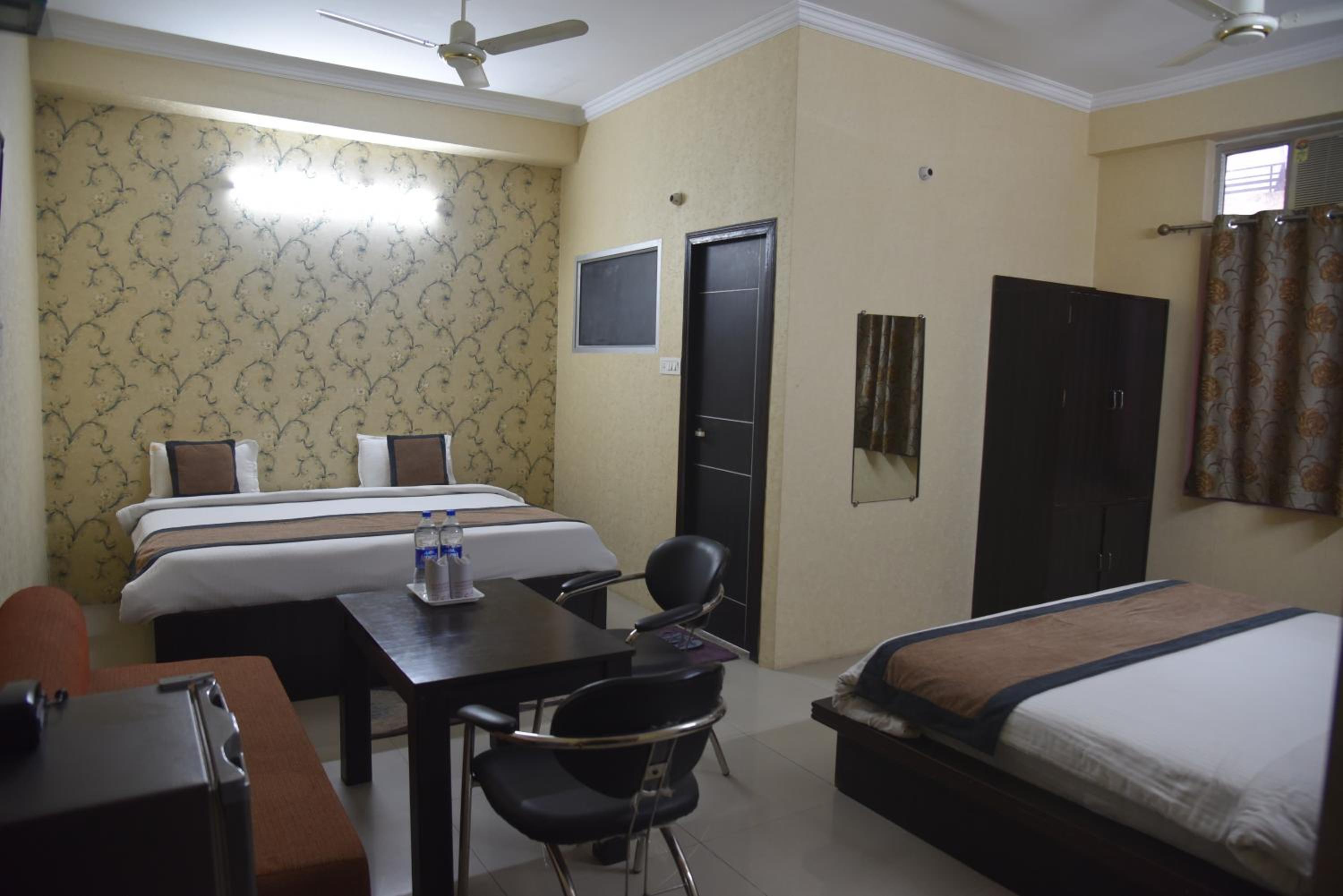 Family Room with Private Bathroom - Photo 3