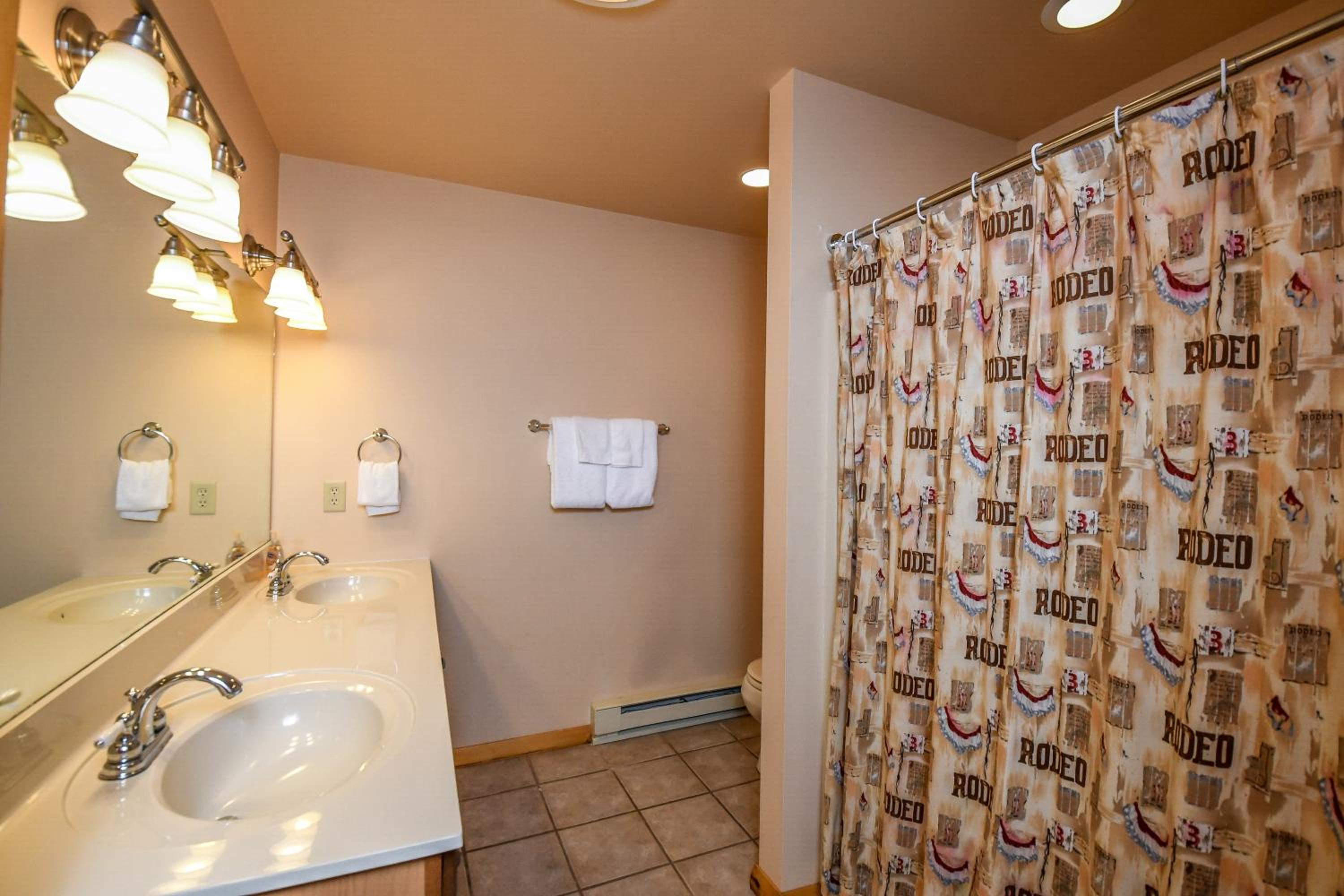 Six-Bedroom House photo 3