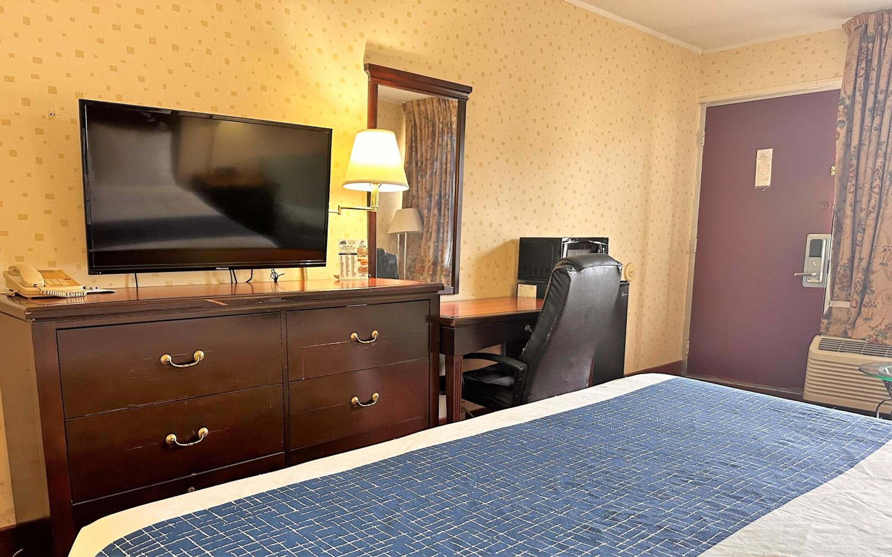 King Room - Non-Smoking - Photo 4