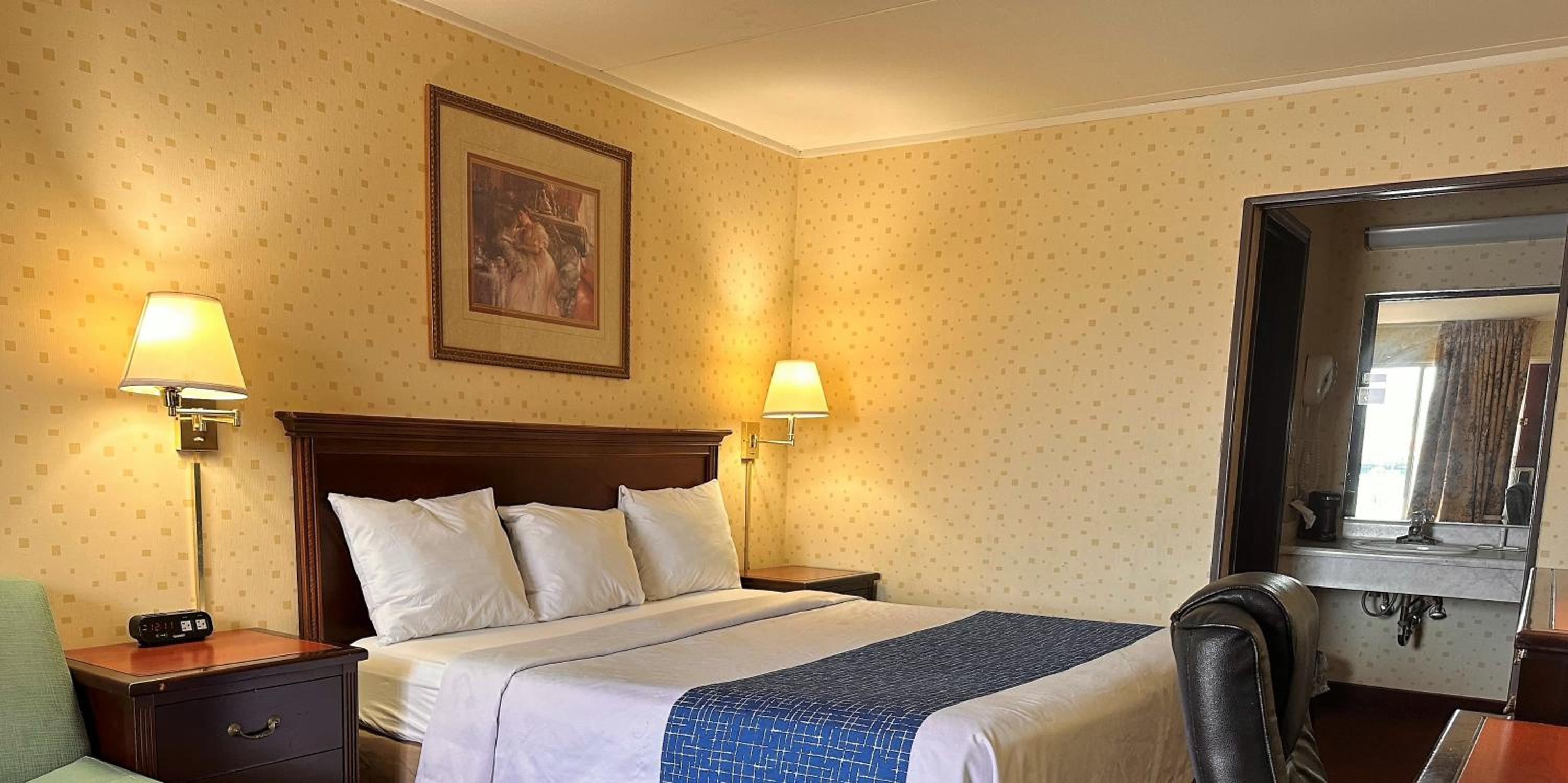King Room - Non-Smoking - Photo 5