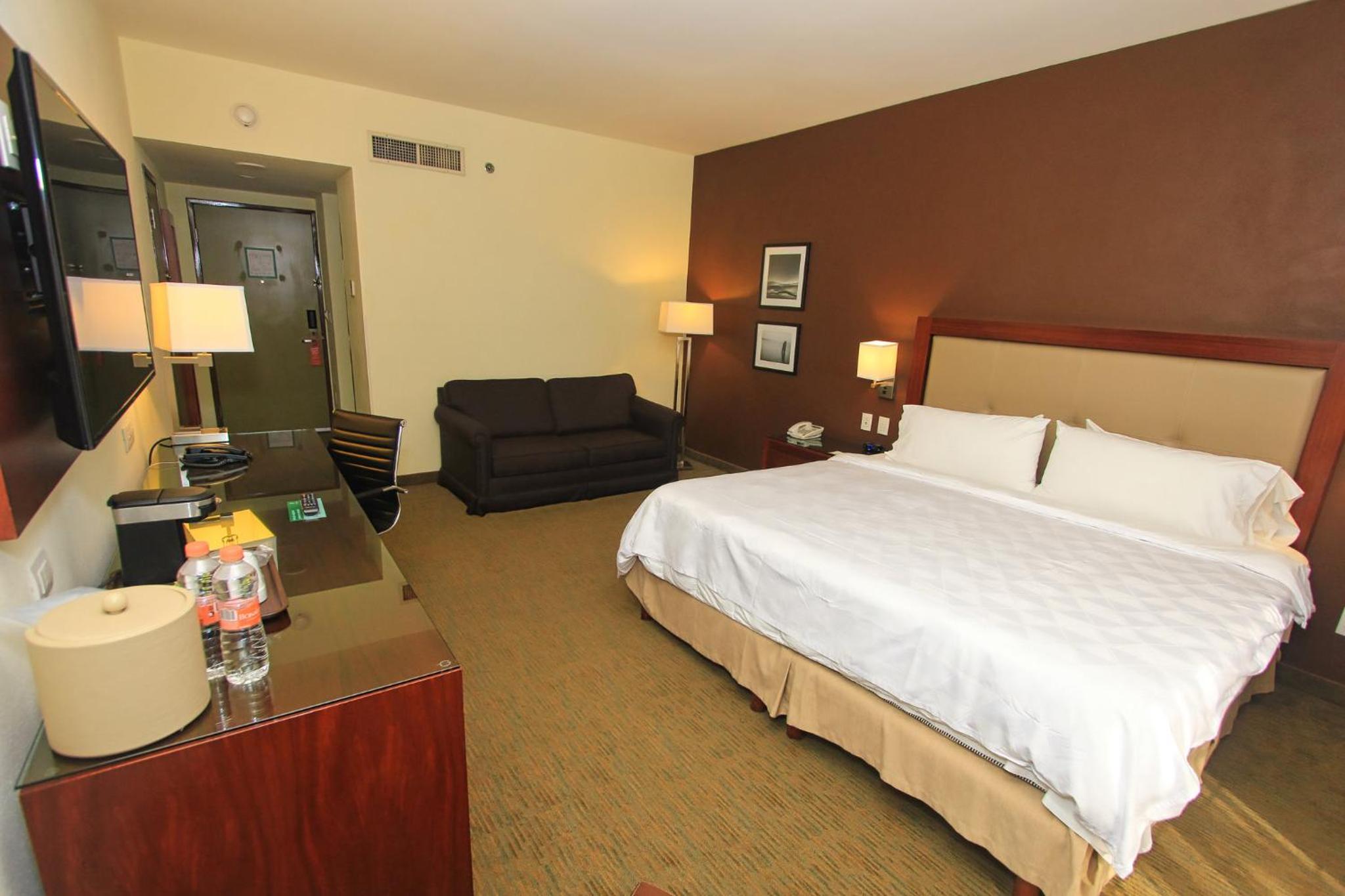 Standard King Room - Photo 15