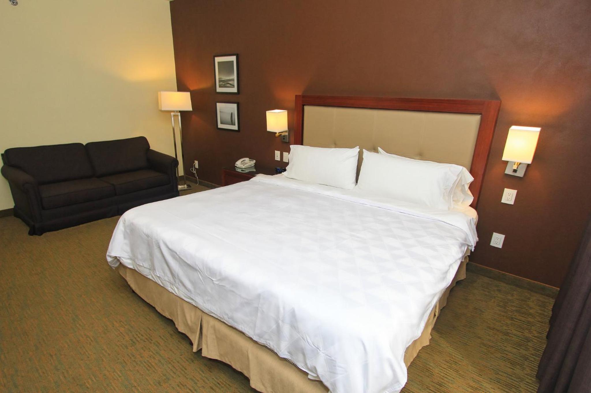 Standard King Room - Photo 14