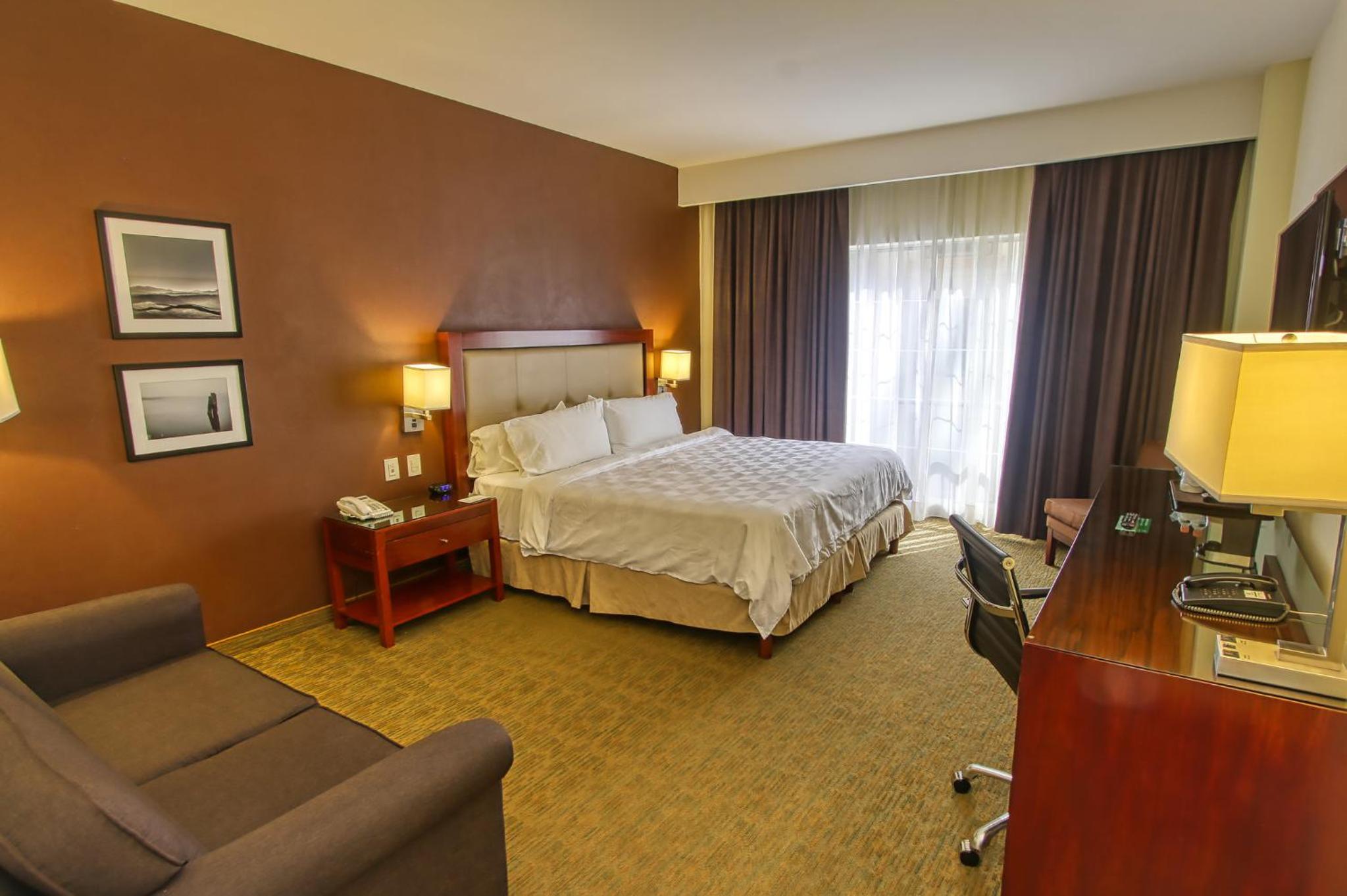 Standard King Room - Photo 13