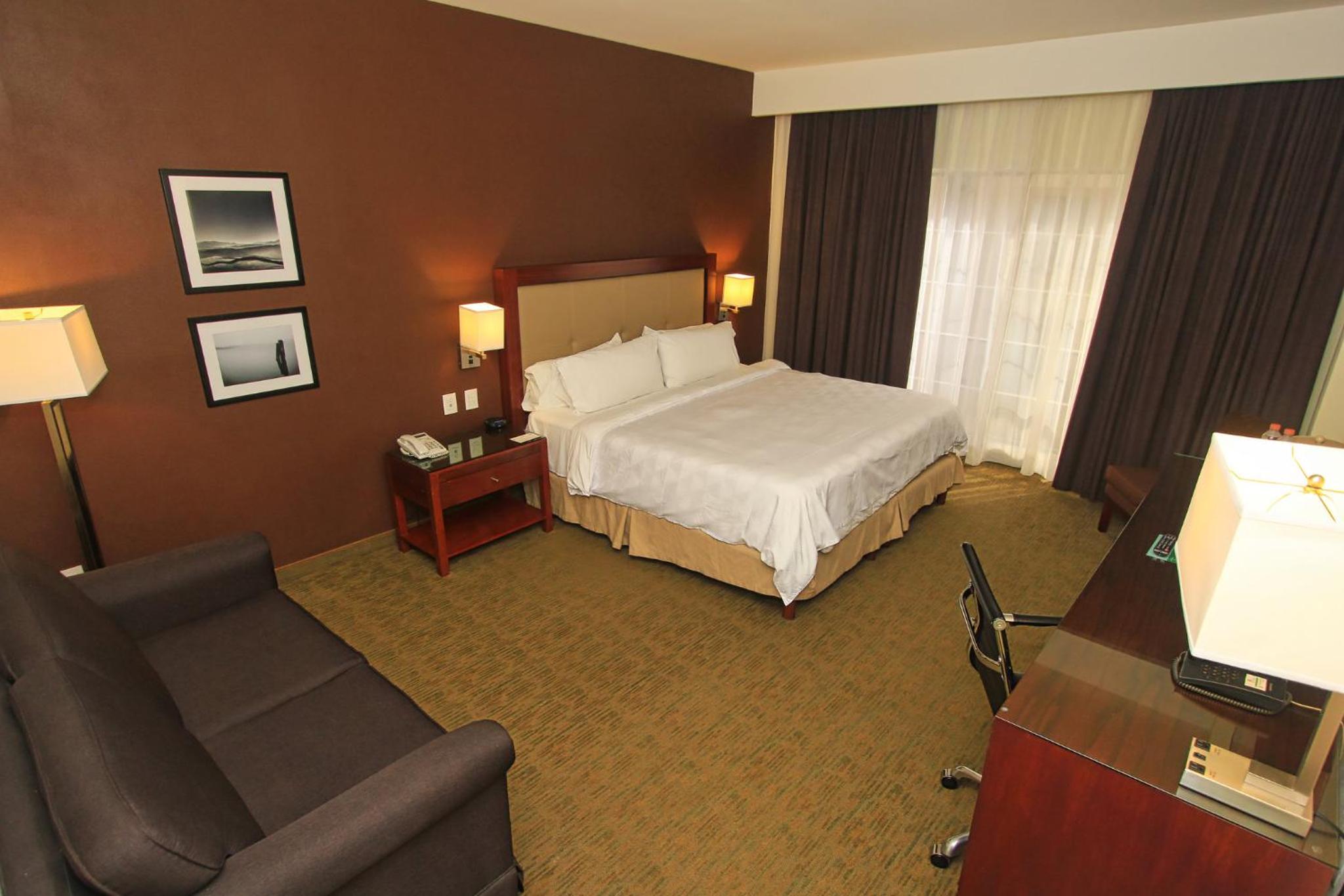 Standard King Room - Photo 12