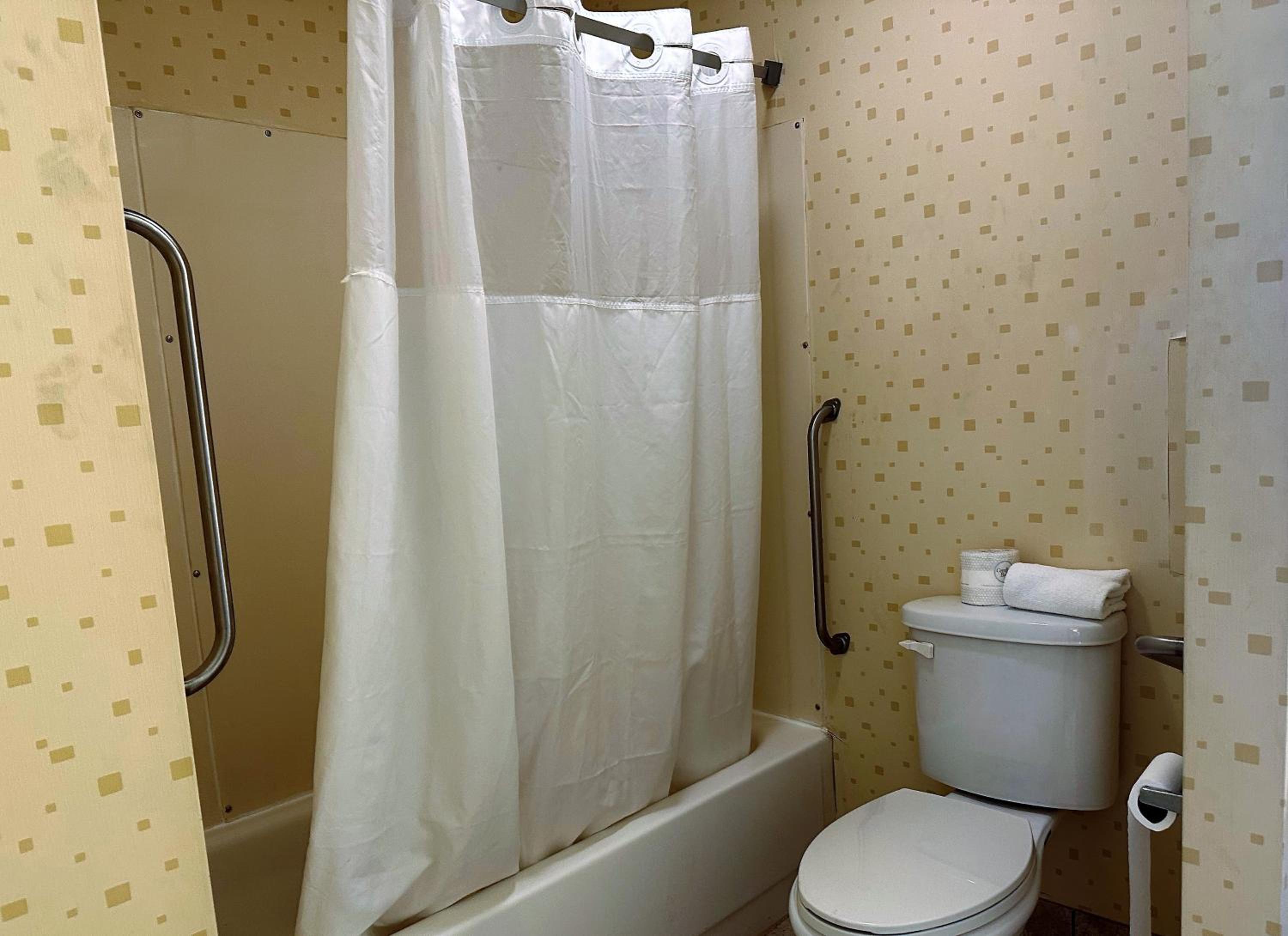 Double Room with Two Double Beds - Disability Access - Non-Smoking - Photo 4