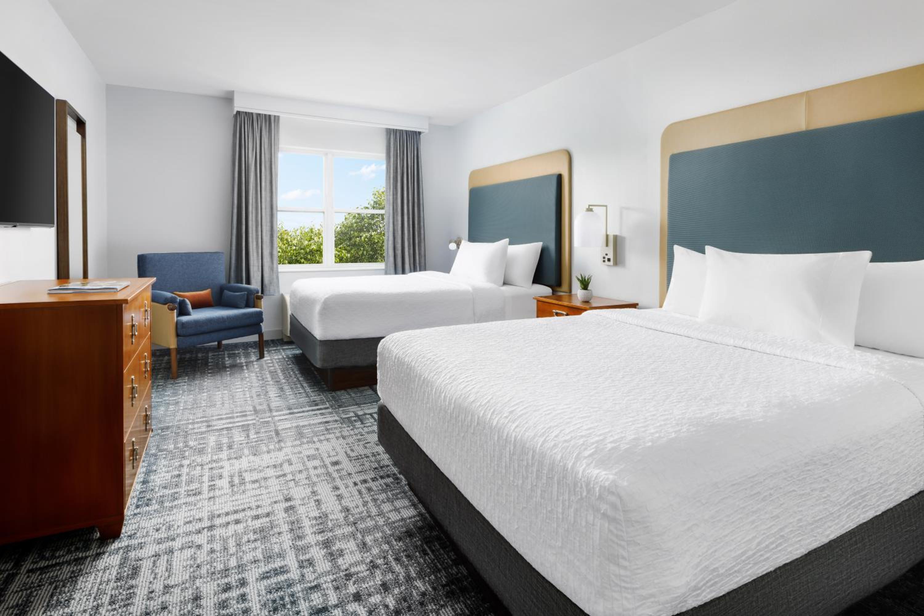 1 Bedroom Suite with Two Queen Beds -Non-Smoking - Photo 8