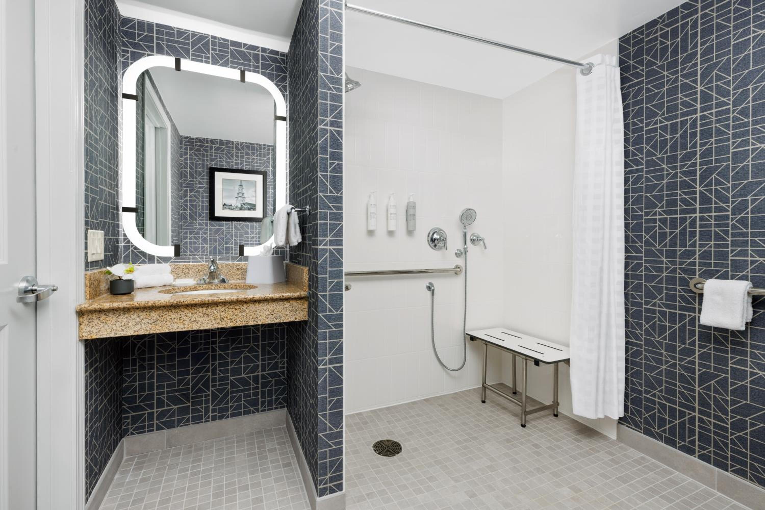 Queen Studio Suite - Mobility Accessible - Photo 5