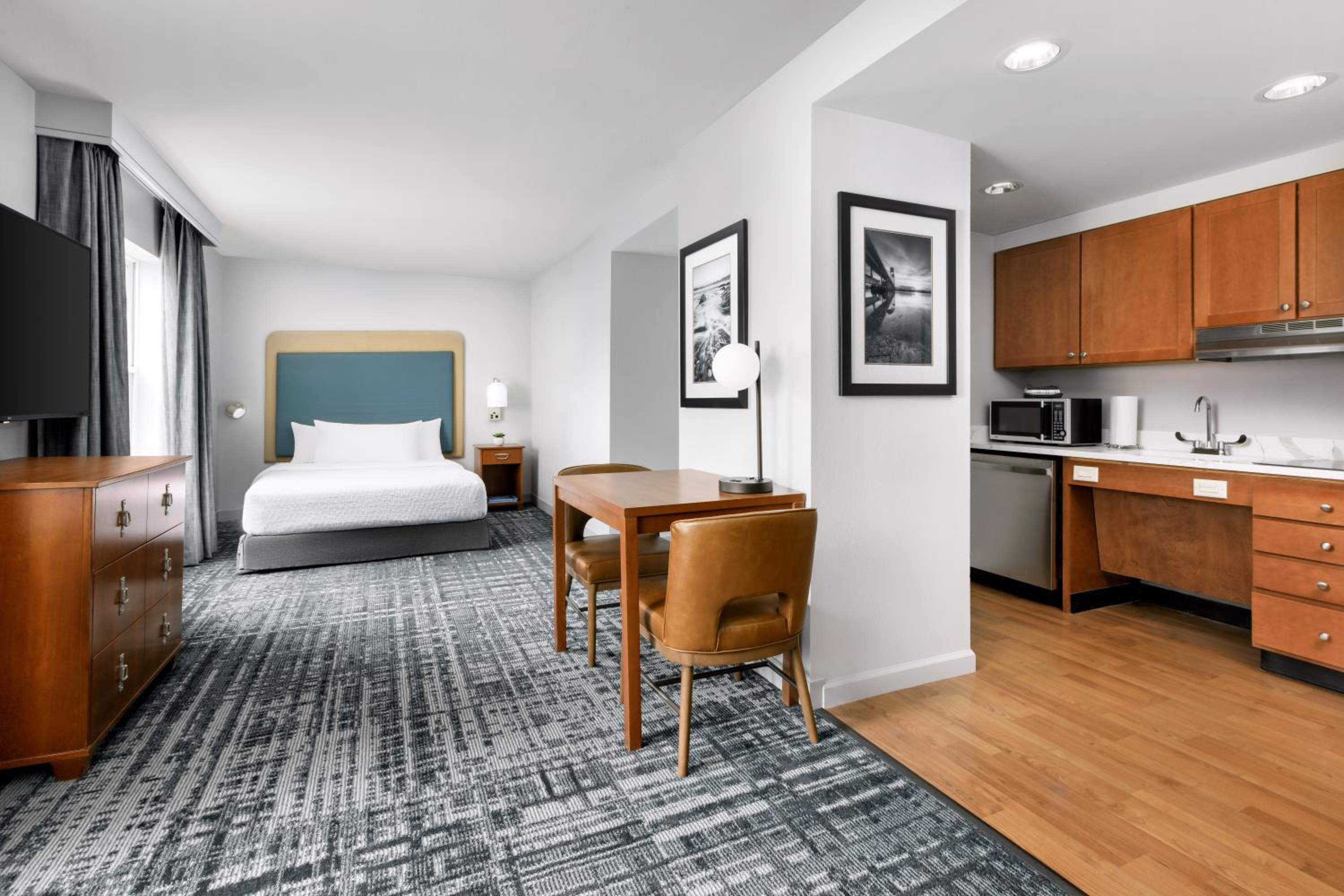 Queen Studio Suite - Mobility Accessible - Photo 7
