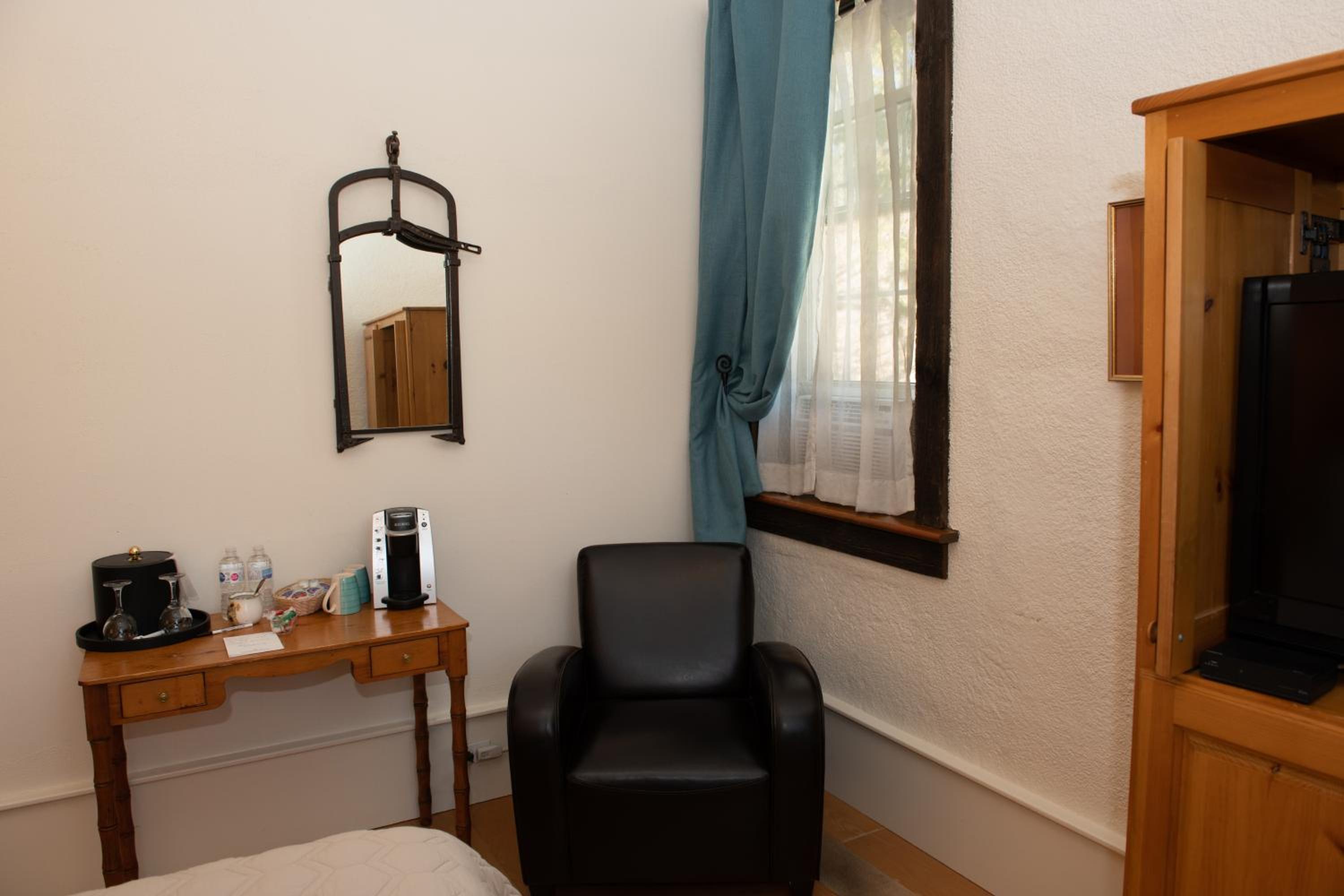 Standard Queen Room - Photo 5