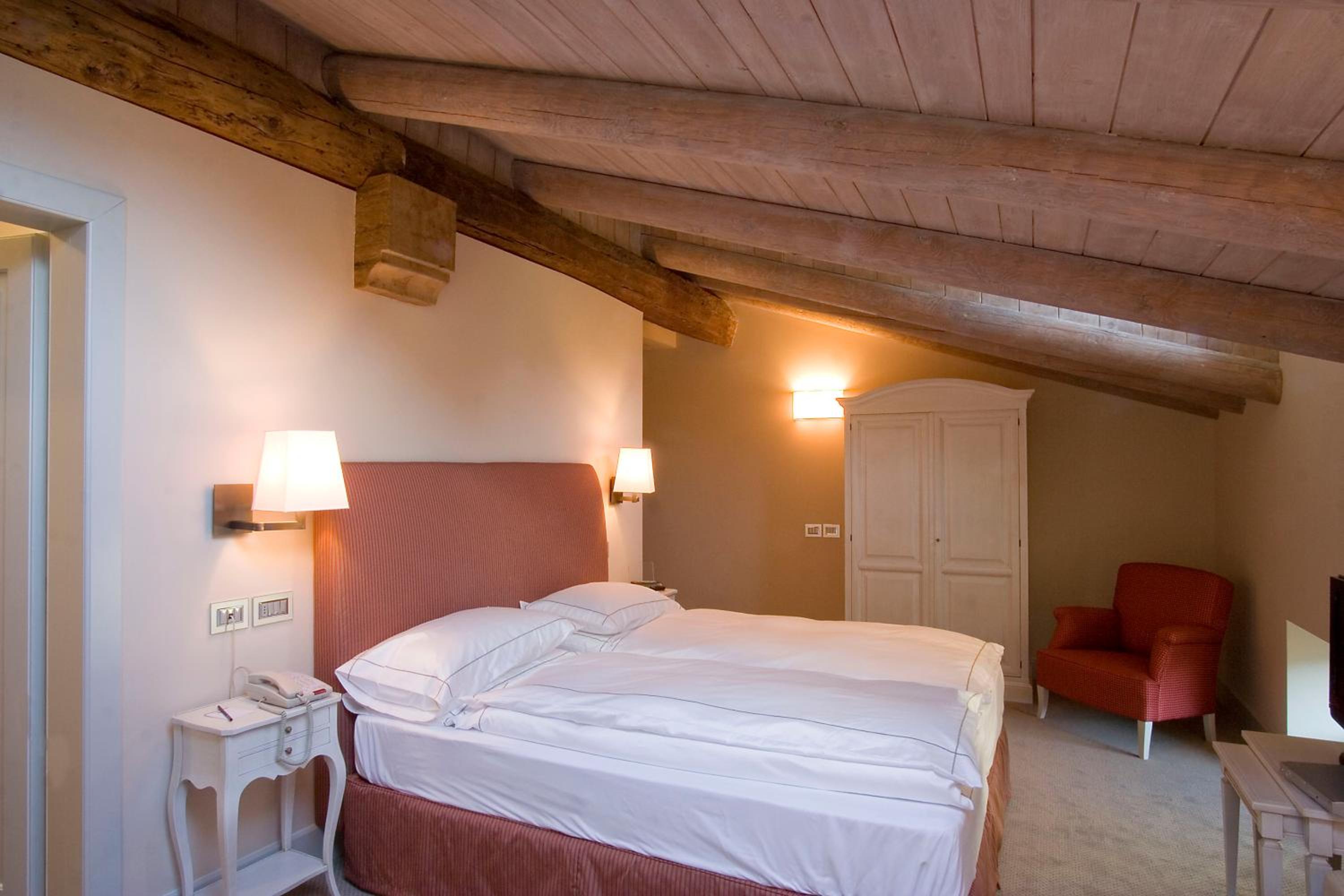 Superior Room with One Queen Bed and One Single Bed - Non-Smoking - Photo 3
