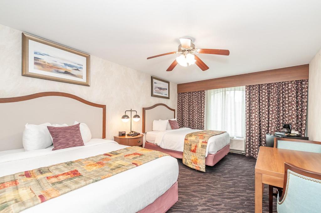 Queen Room with Two Queen Beds, Non-Smoking - Photo 6