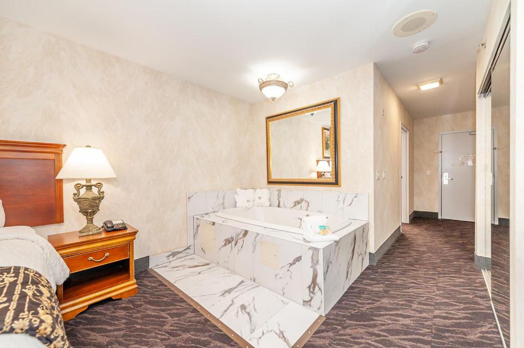 Deluxe King Room with One King Bed, Non-Smoking - Photo 6