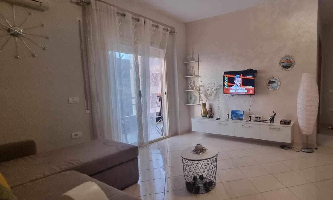 One-Bedroom Apartment - Lake View