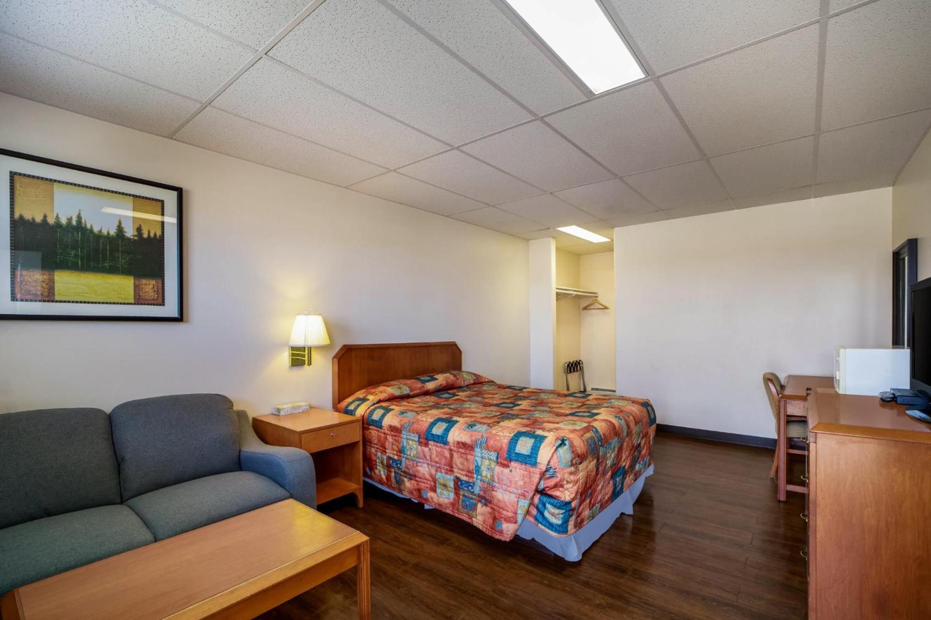 1 Queen Bed Non Smoking - Photo 2