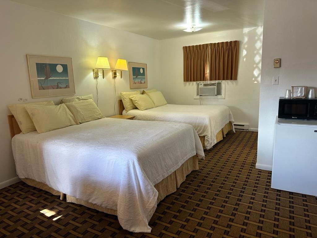 Queen Room with Two Queen Beds photo 1