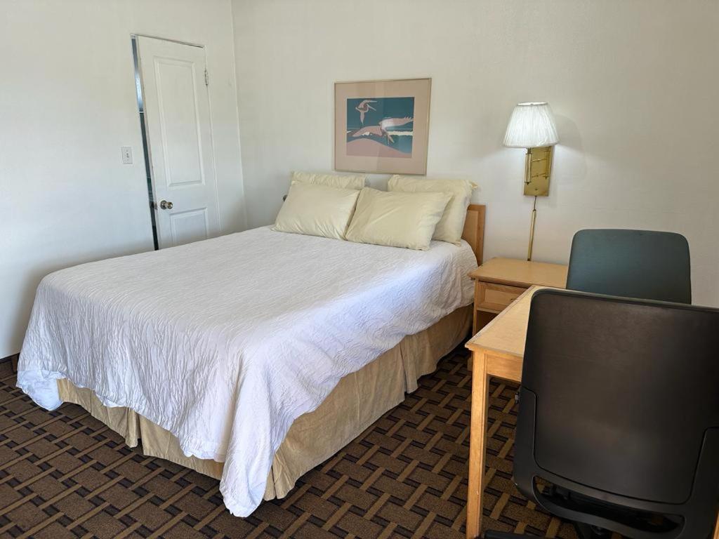Queen Room photo 1
