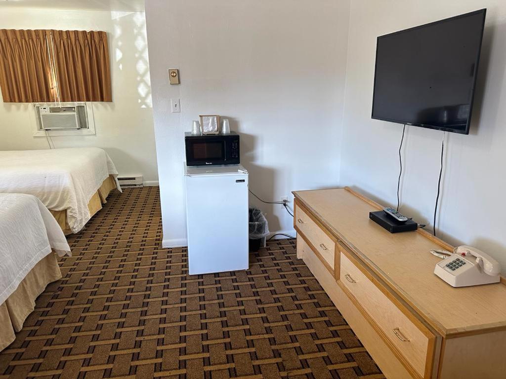 Queen Room with Two Queen Beds photo 3