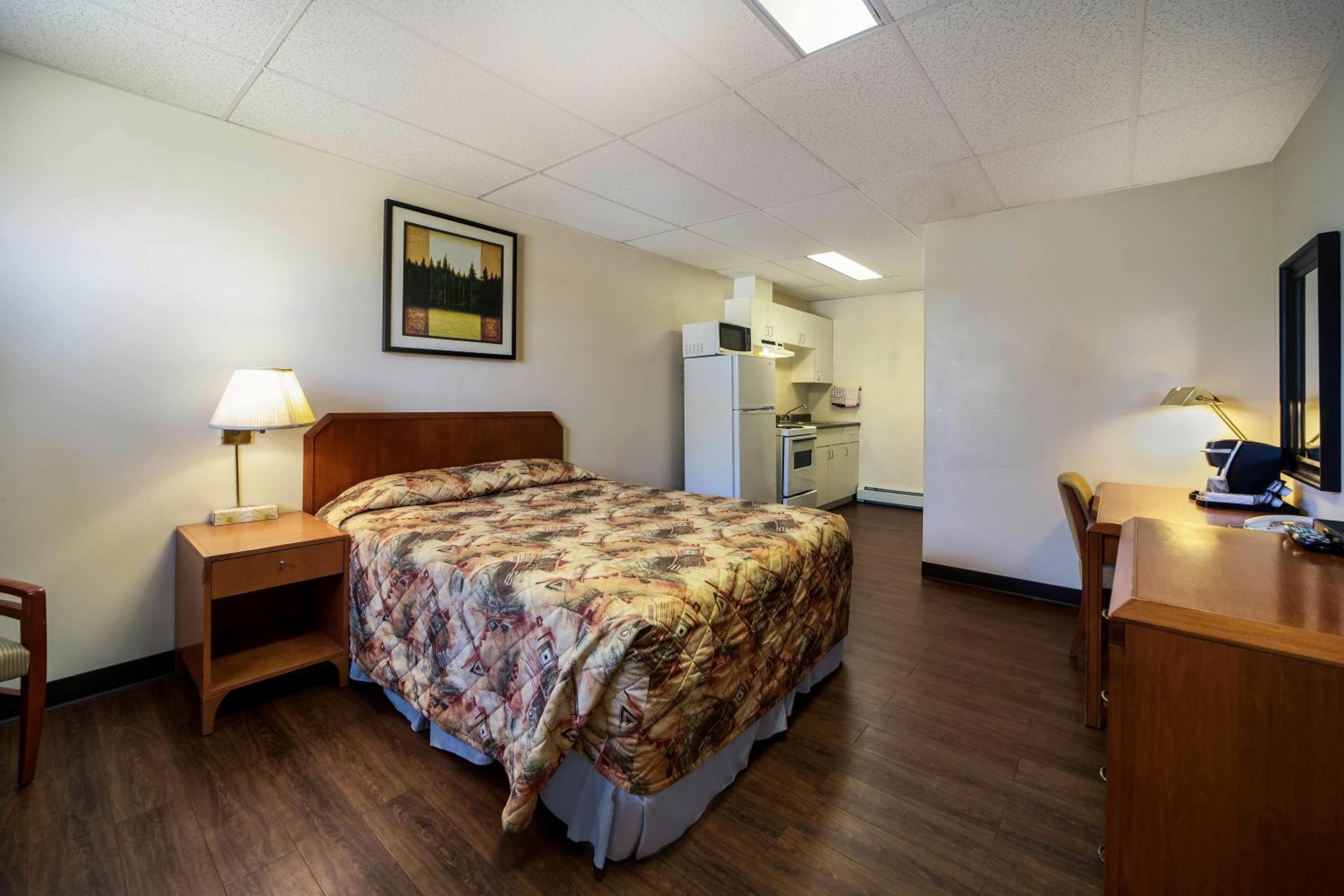 1 Queen Bed Kitchenette Suite Non Smoking photo 2
