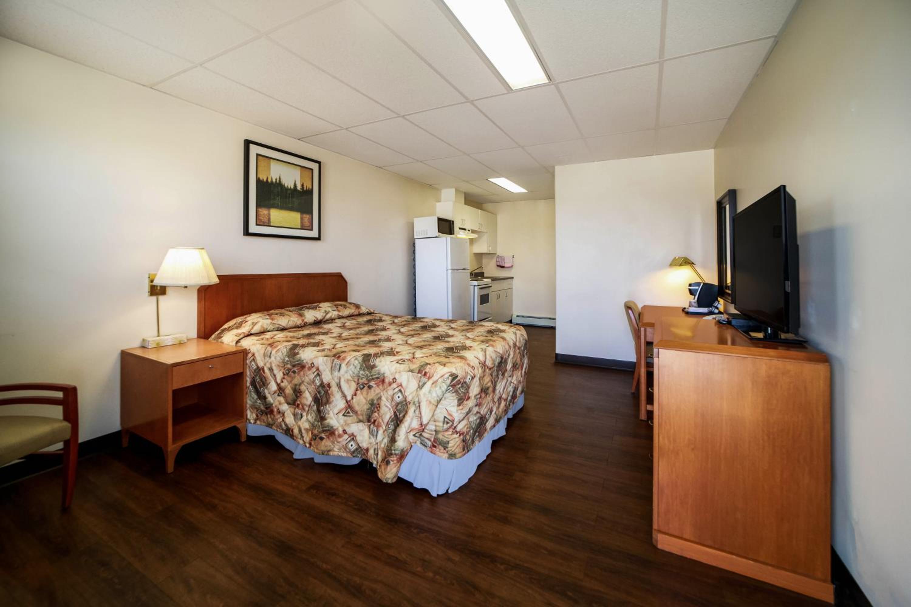 1 Queen Bed Kitchenette Suite Non Smoking
