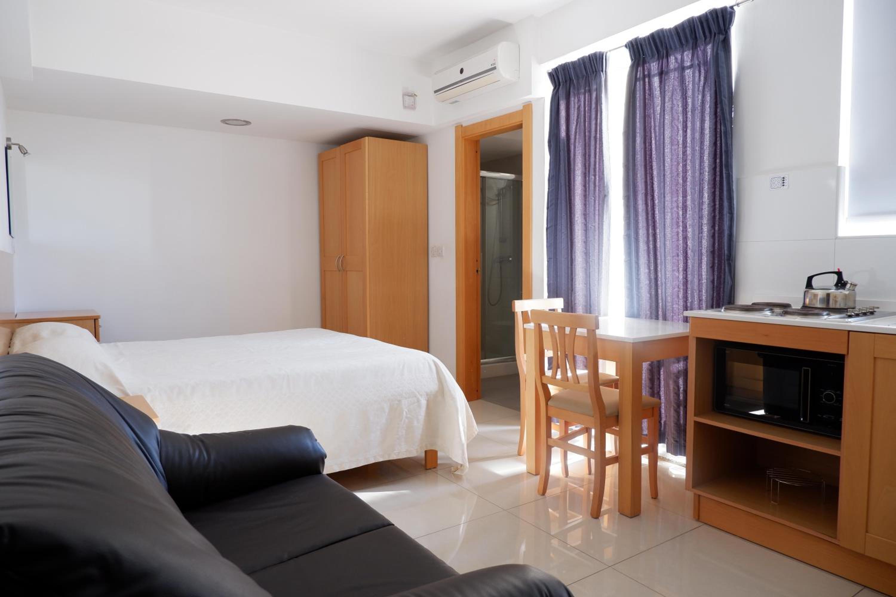 Studio (2 Adults)