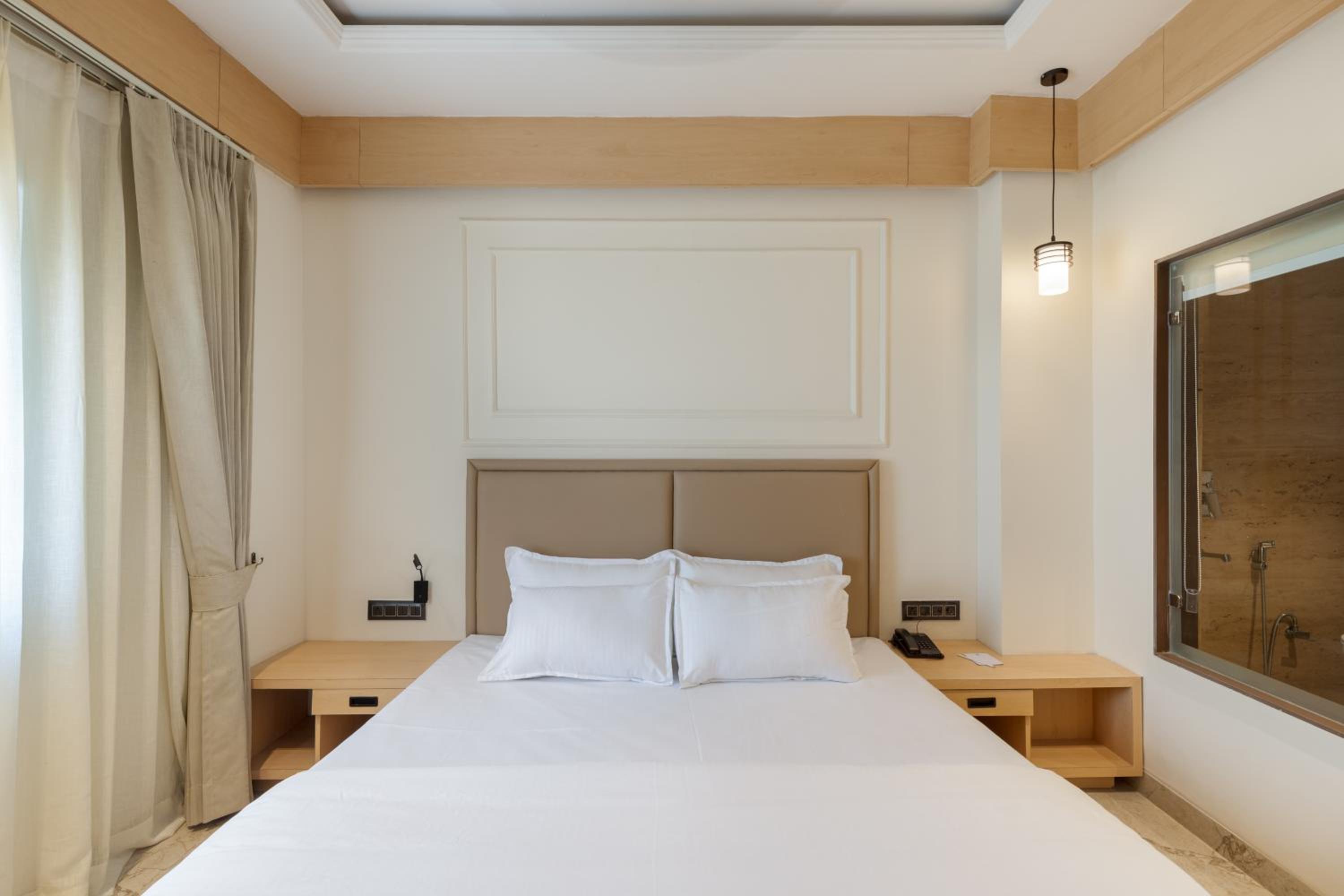 Queen Room with Pool View photo 3