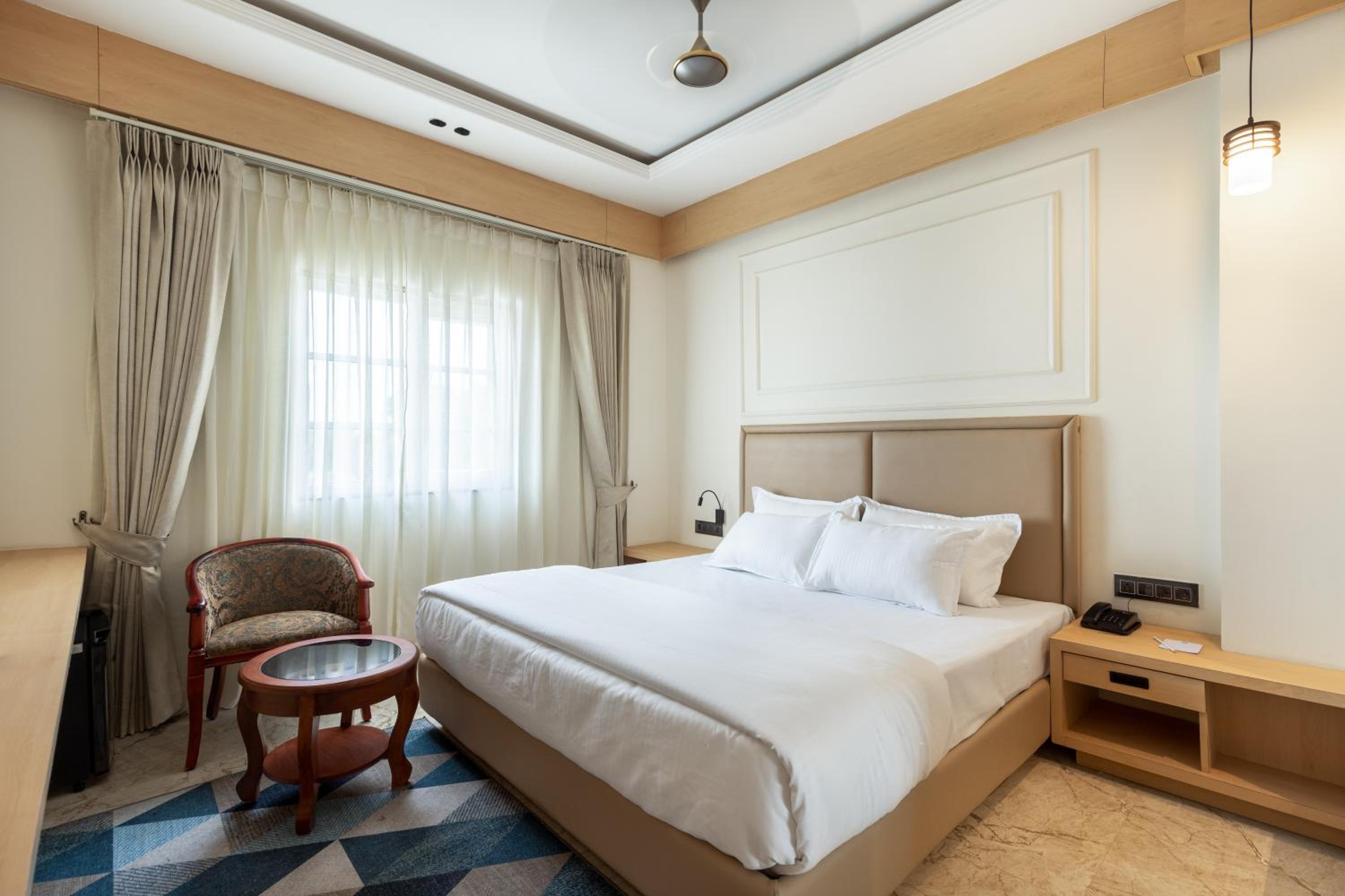 Queen Room with Pool View photo 2