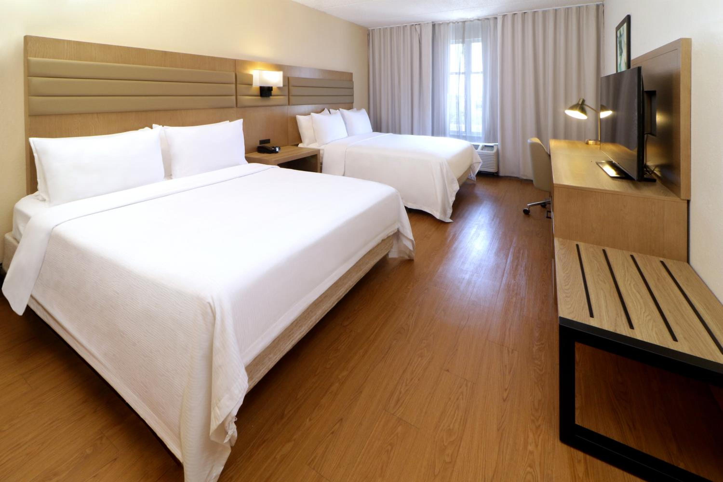 Queen Room with Two Queen Beds - Non-Smoking - Photo 2